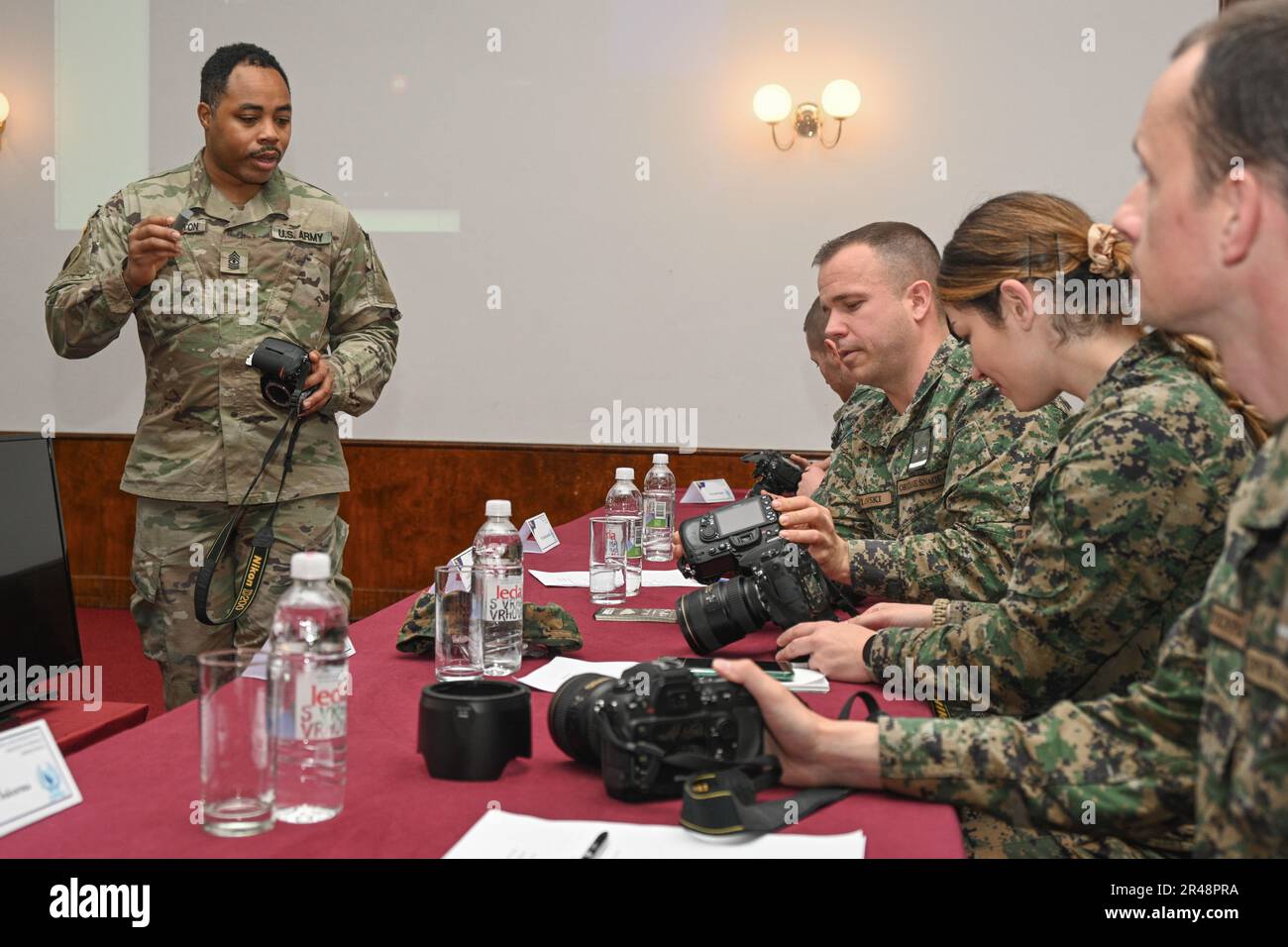 STATI UNITI Esercito 1st Sgt. Thaddeus Harrington, 29th distaccamento degli Affari pubblici mobili, Maryland National Guard (MDNG), insegna una lezione sulle tecniche fotografiche ai membri del servizio delle forze armate della Bosnia-Erzegovina (AFBiH) durante un workshop sugli affari pubblici, il 27 marzo 2023, presso la Sala dell'esercito nel centro di Sarajevo. Negli ultimi 20 anni, i membri di MDNG e AFBiH sono stati in grado di scambiare le proprie conoscenze militari e condividere esperienze provenienti da contesti diversi, consentendo un miglioramento continuo delle capacità funzionali e rafforzando ulteriormente le loro relazioni. Foto Stock