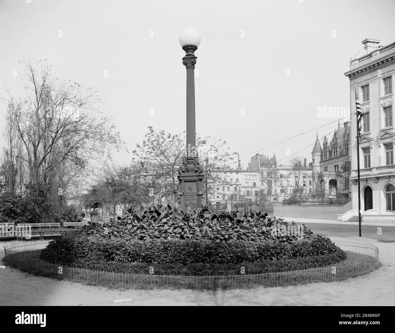 Monumento commemorativo di Hudson, Riverside Drive, New York, tra il 1910 e il 1920. "Per commemorare la scoperta del fiume Hudson da Henry Hudson nell'anno [16] 09" sul monumento. Foto Stock