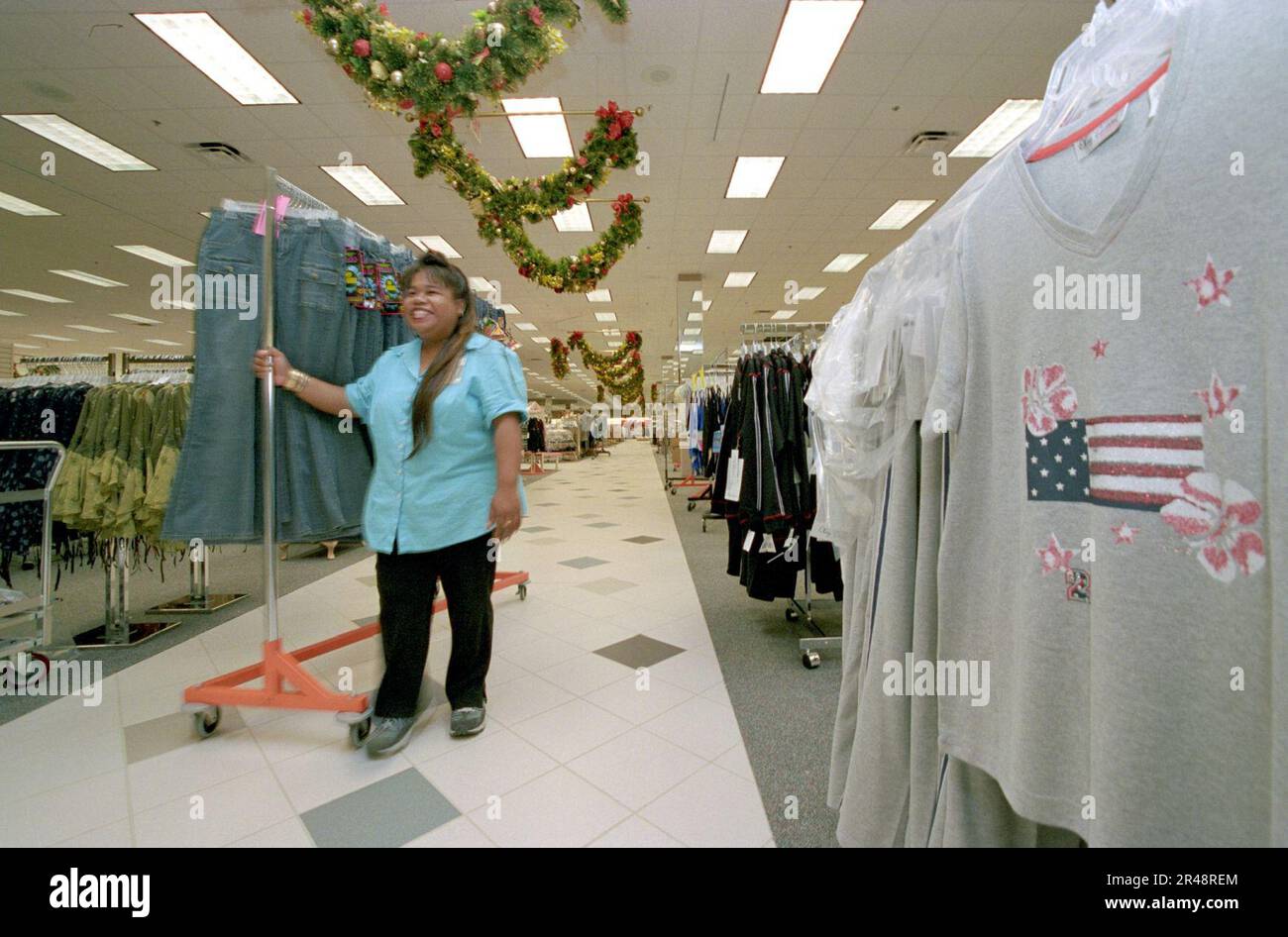 Jenny Pavao, supervisore del Dipartimento della Marina DEGLI STATI UNITI, ha riposto il reparto di abbigliamento femminile nel Mall at Pearl Harbor, un nuovo Navy Exchange (NEX) e il complesso del Commissario Deca Foto Stock