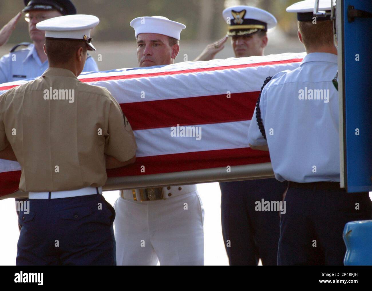 US Navy A Sailor assiste i portacolori di coffin con uno degli otto insiemi dei resti recuperati nella Corea del Nord durante una cerimonia di rimpatrio Foto Stock