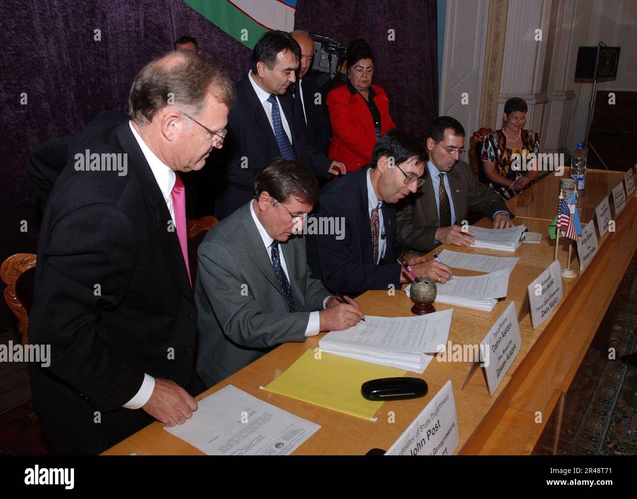 US Navy John Herbst, Stati Uniti Ambasciatore in Uzbekistan e Hakim Alisher A. Atabaev, sindaco della regione di Fargana, firmano i documenti ufficiali sul fatturato tra la repubblica di Uzbekistan e gli Stati Uniti Foto Stock