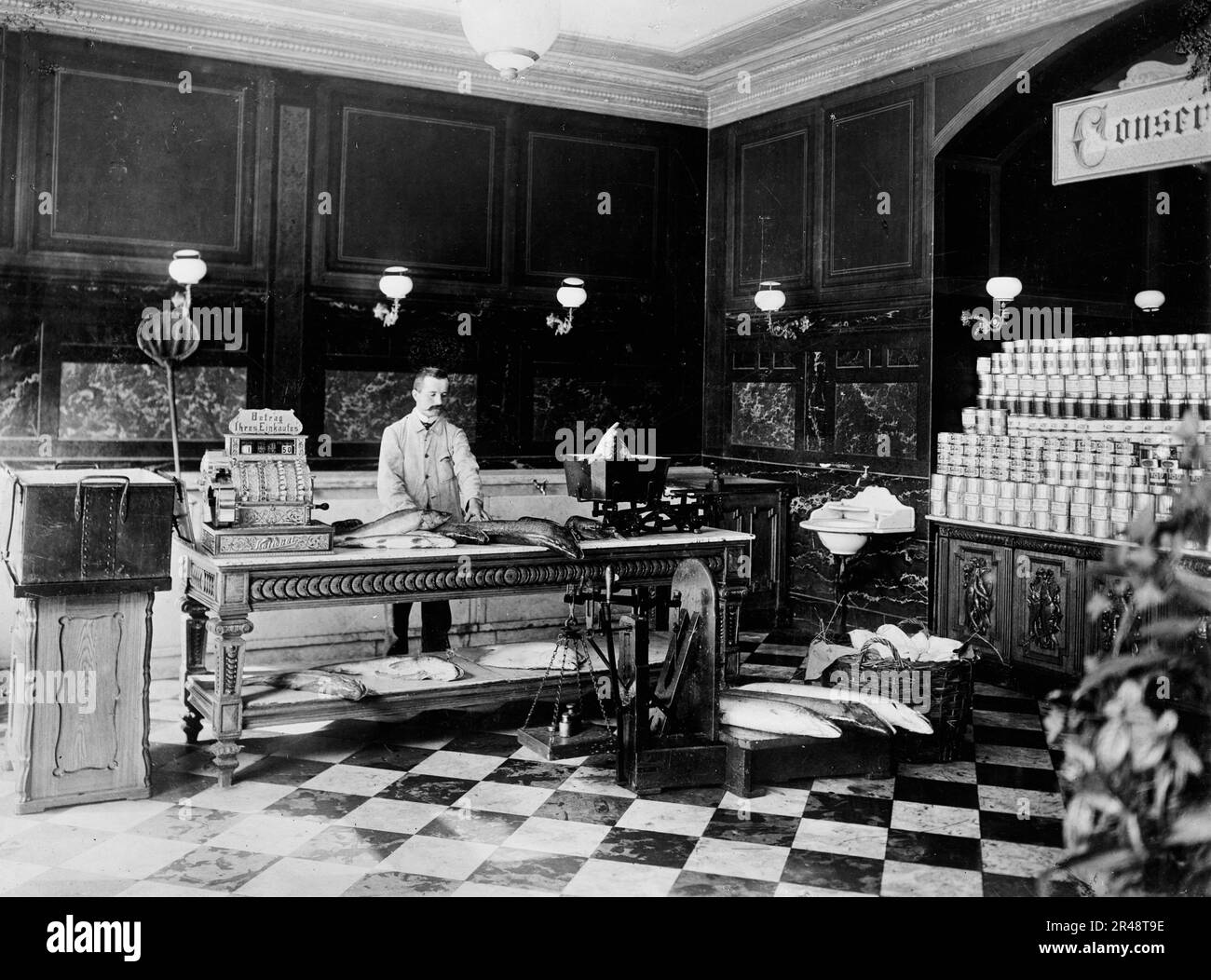 C. Lindenberg Hollieferont, negozio di pesce, Berlino, Germania, tra il 1895 e il 1910. Foto Stock