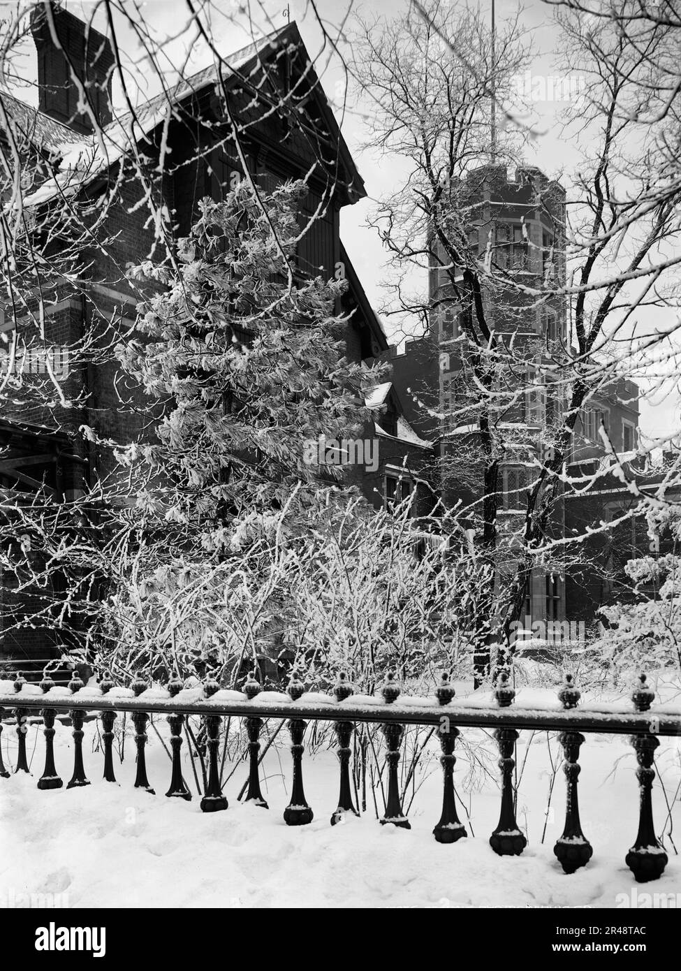 James E. Scripps casa nella neve, Detroit, Michigan, tra il 1900 e il 1905. Foto Stock