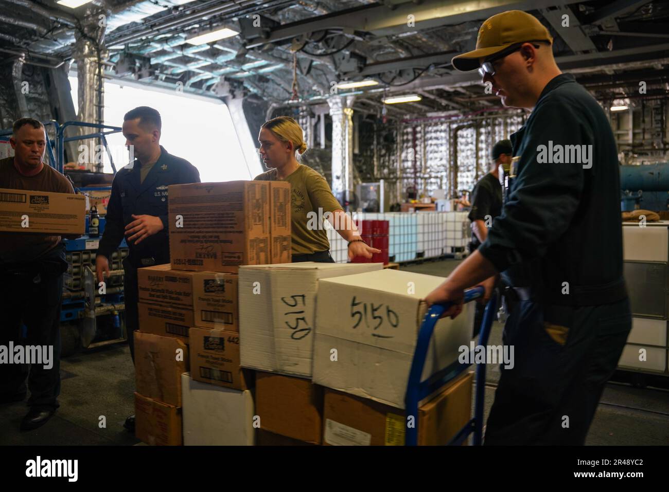 SINGAPORE (14 marzo 2023) i marinai spostano le forniture durante un negozio a bordo della nave da combattimento litoranea di classe Independence USS Oakland (LCS 24) presso la base navale di Changi, Singapore, 14 marzo 2023. Oakland, parte di Destroyer Squadron 7, è in fase di implementazione a rotazione, che opera nell'area operativa della flotta degli Stati Uniti 7th per migliorare l'interoperabilità con gli alleati e i partner e funge da forza di risposta pronta a sostegno di una regione indomPacifico libera e aperta. Foto Stock