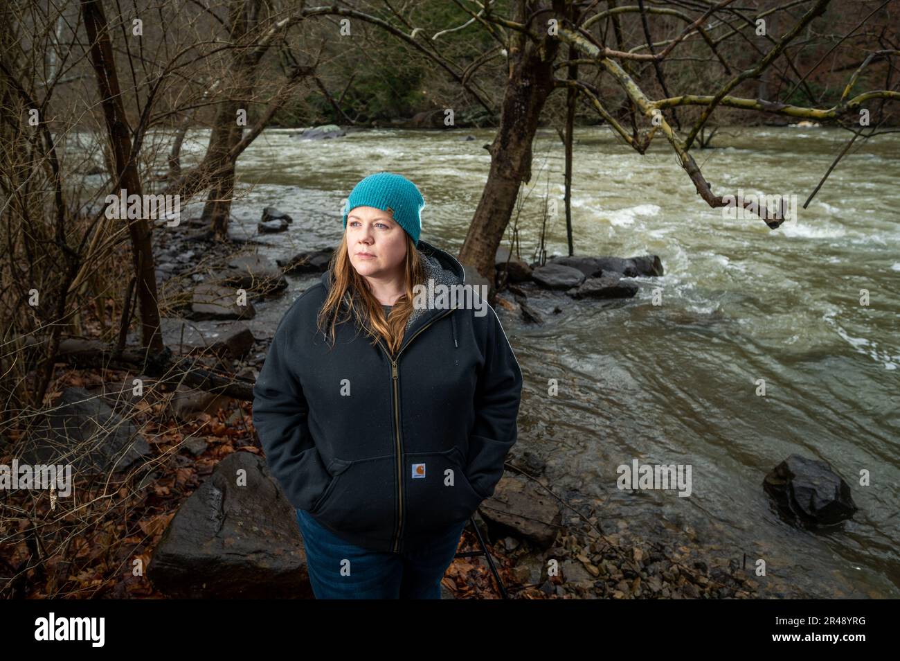 Megan Gottlieb, ingegnere professionista (P.E.), un ingegnere civile idraulico specializzato in risorse idriche e gestione delle acque per gli Stati Uniti Corpo dell'esercito degli ingegneri Pittsburgh District, posa per un ritratto presso la diga del lago Loyalhanna a Saltsburg, Pennsylvania, 20 gennaio 2023. Foto Stock