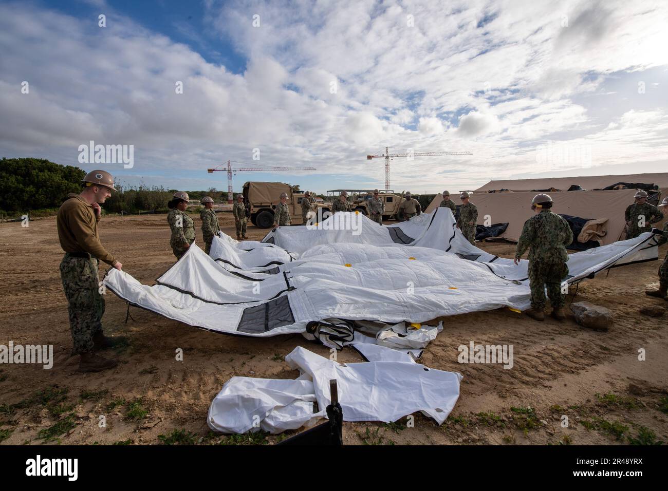 STAZIONE NAVALE ROTA, Spagna (18 marzo 2023) Seabee assegnati al Battaglione Navale Mobile Construction (NMCB) 1, condurre formazione su come eseguire la messa a punto rapida tenda, aumentando la preparazione della missione battalionÕs. NMCB 1 opera come parte del Navy Expeditionary Combat Command ed è assegnato al Commander, Task Force 68 per essere schierato in tutti gli Stati Uniti Forze navali Europa-Africa area di operazioni per difendere gli interessi degli Stati Uniti, alleati e partner. Foto Stock