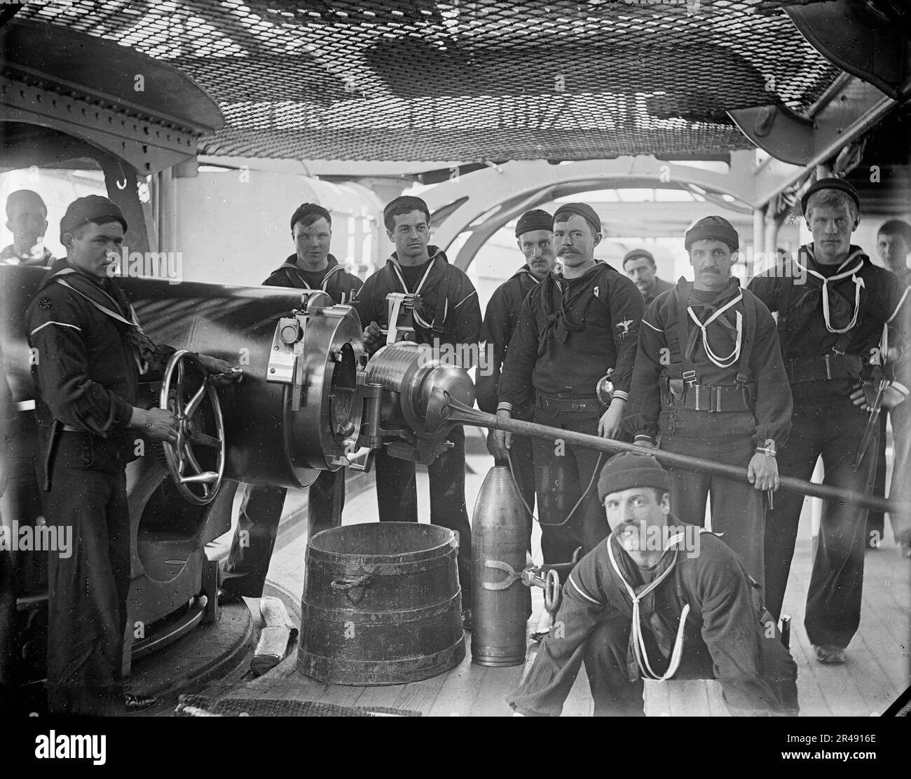 U.S.S. New York, culatta di 8 pollici di pistola e equipaggio, tra il 1893 e il 1901. Foto Stock