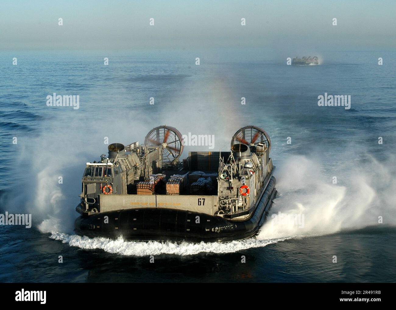 Imbarcazione US Navy Landing Craft Air Cushion (LCAC) in avvicinamento alla nave d'assalto anfibia USS Kearsarge (LHD 3) Foto Stock