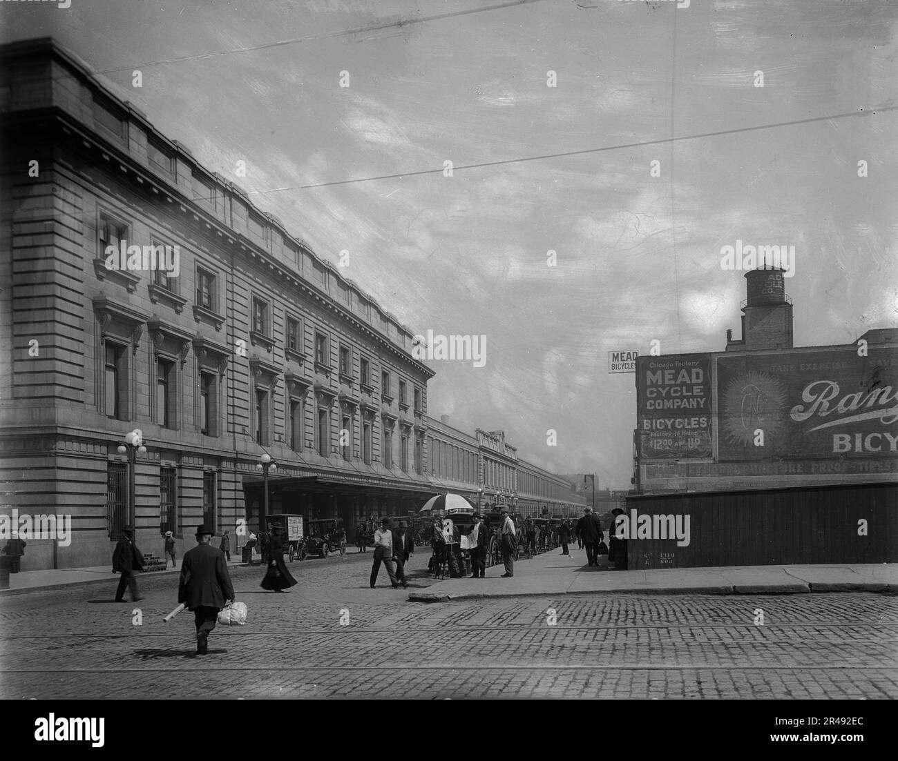 Stazione ferroviaria (Chicago & amp; North Western) e Mead Cycle Company, Chicago, tra il 1909 e il 1920. Foto Stock