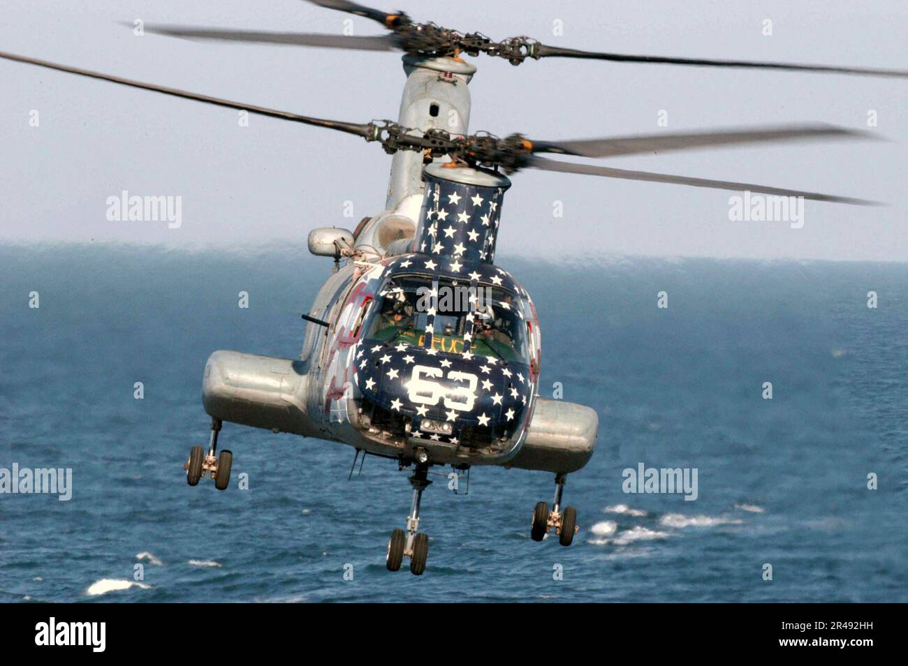 US Navy un elicottero CH-46 Sea Knight assegnato a Helicopter Combat Support Squadron Eleven (HC 11) si prepara a raccogliere carichi caricati con imbracatura dalla nave di supporto per combattimenti veloci USS Camden (AOE 2) Foto Stock