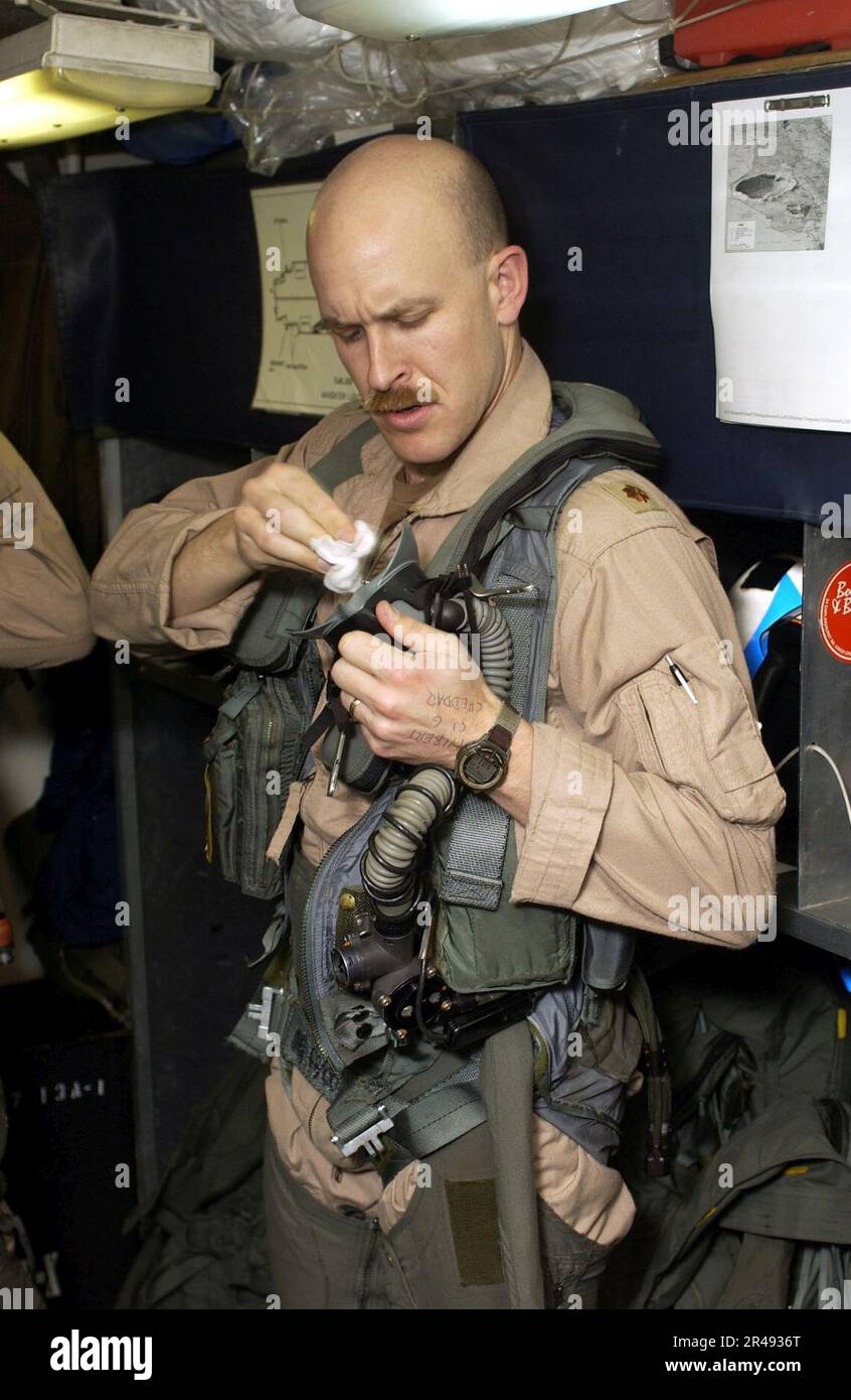 US Navy Un Naval Aviator si veste con un equipaggiamento da volo durante le operazioni di combattimento Foto Stock