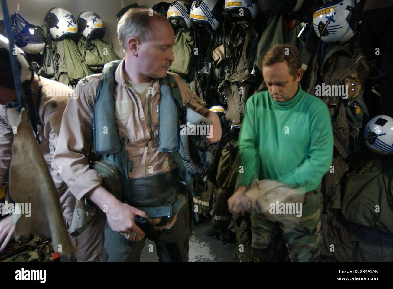 US Navy Un Aviatore Navale assegnato ai ''spadsmen'' di Fighter Squadron tre due (VF-32) abiti fuori in attrezzatura di volo durante i preparativi per la missione di combattimento sull'Iraq Foto Stock