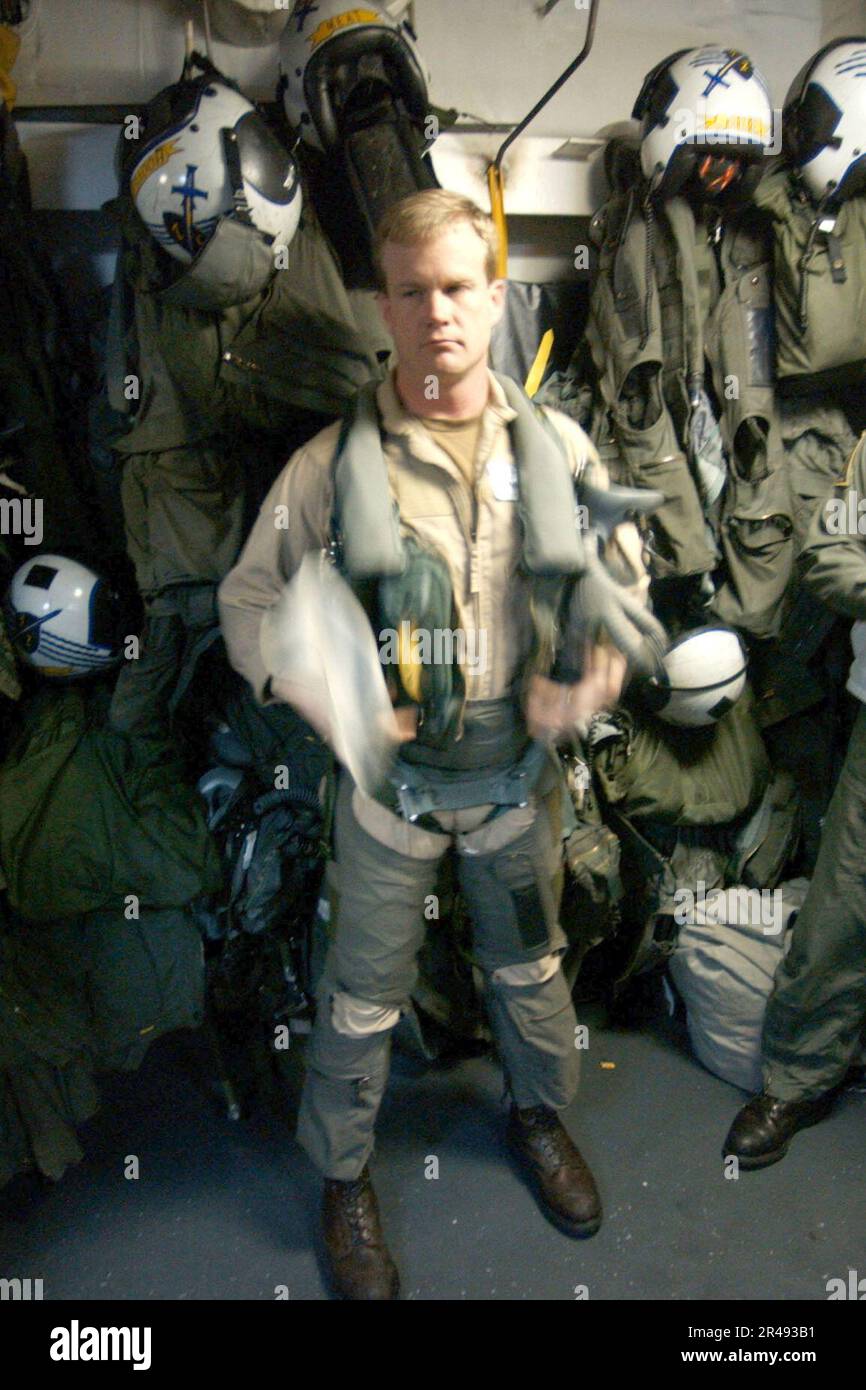 US Navy Un Aviatore Navale assegnato ai ''spadsmen'' di Fighter Squadron tre due (VF-32) abiti fuori in attrezzatura di volo durante i preparativi per la missione di combattimento sull'Iraq Foto Stock