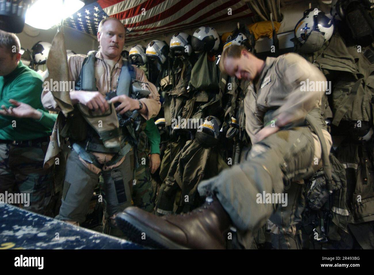 US Navy Naval Aviators assegnato ai ''spadsmen'' di Fighter Squadron tre due (VF-32) vestire in attrezzatura di volo durante i preparativi per la missione di combattimento sopra l'Iraq Foto Stock