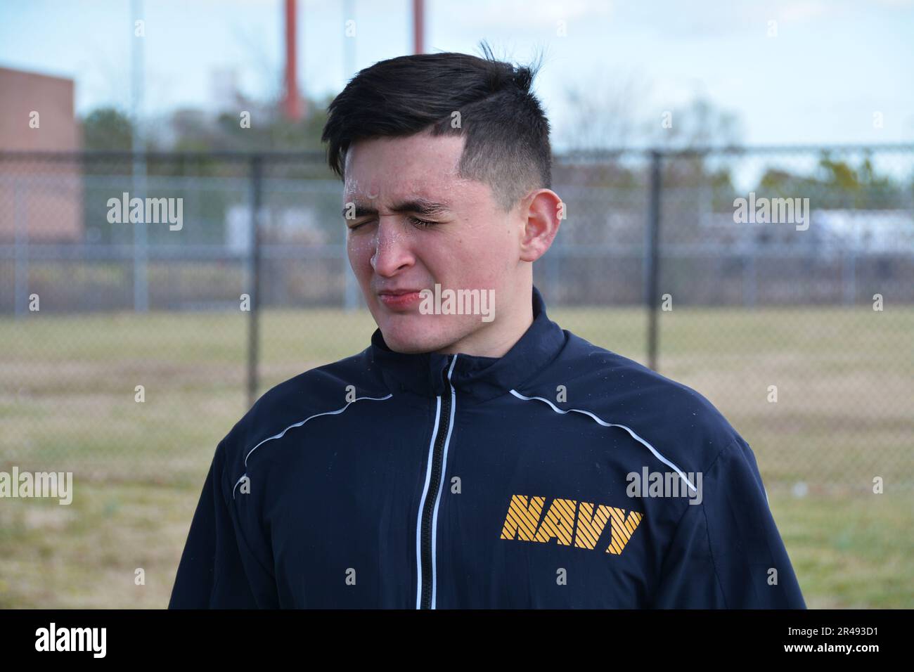 PORTSMOUTH, Virginia (20 gennaio 2023) il reclutamento di Seaman Jose Reyna è spruzzato con lo spruzzo di capsicum di oleoresina (OC) durante l'addestramento di base della forza di reazione di sicurezza di USS Fort Lauderdale (LPD 28) (SRF-B) al cantiere navale di Portsmouth. SRF-B è un corso completo di due settimane che fornisce conoscenze di base per i marinai per svolgere il ruolo di sentry. Foto Stock