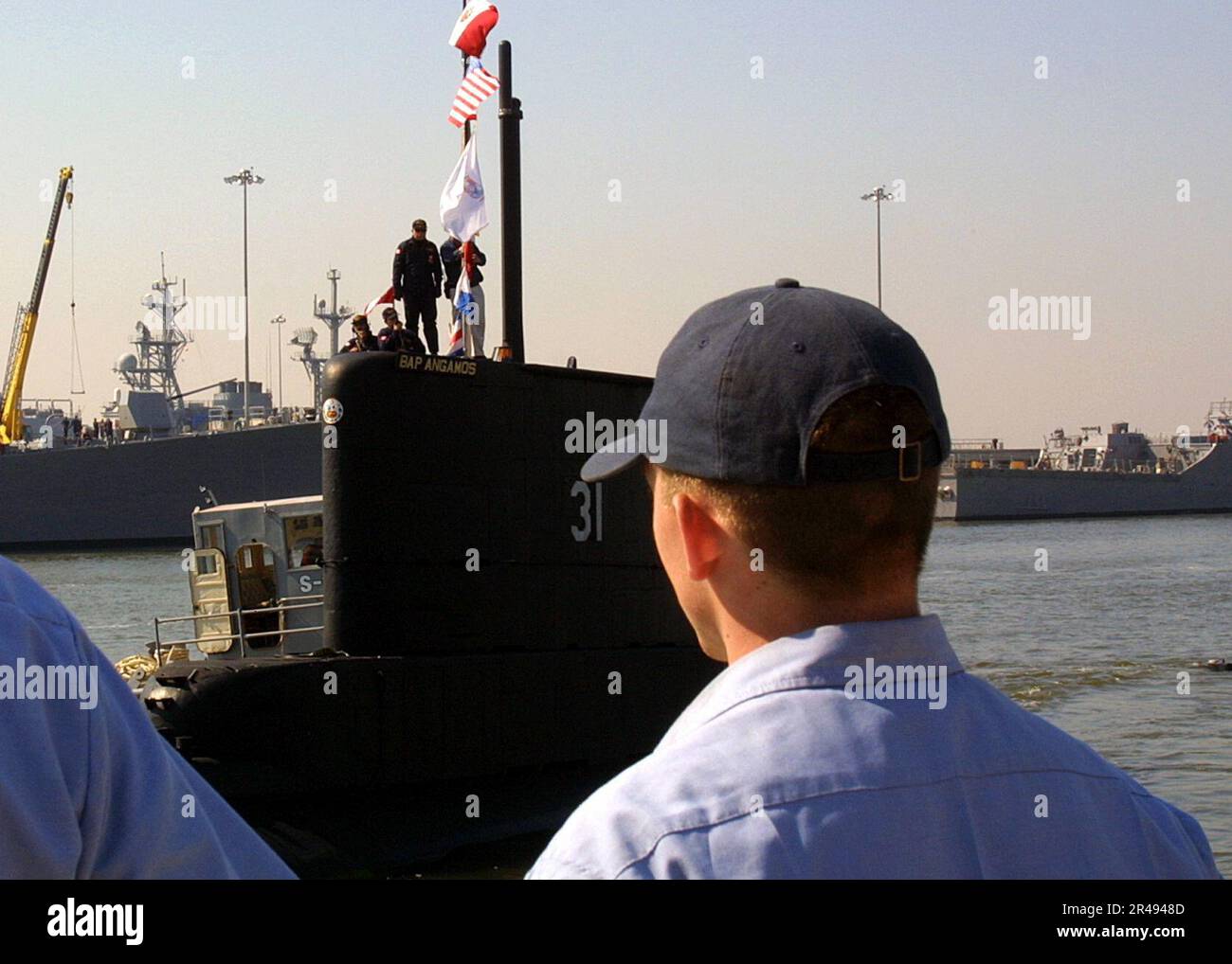 I marinai della Marina DEGLI STATI UNITI del sottomarino ad attacco rapido USS Hampton (SSN 767) attendono l'arrivo del sottomarino peruviano BAP Angamos alla Stazione Navale di Norfolk Foto Stock