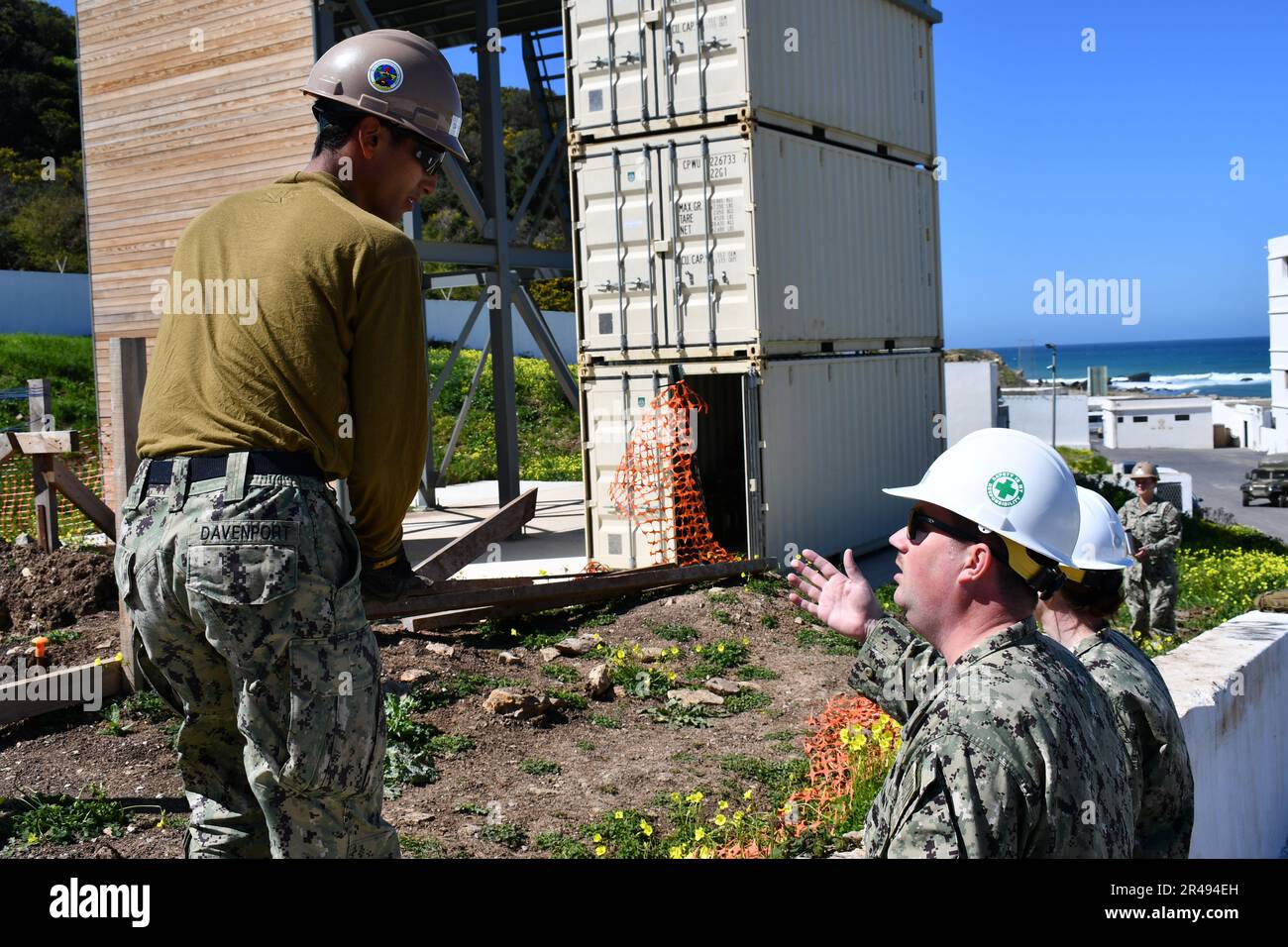 TANGERI, Marocco (14 marzo 2023) Chief Engineering Aide Zachary Fairfield da Carlinville, Ill., a destra e costruttore James Davenport, a sinistra, assegnato a Naval Mobile Construction Battalion (NMCB) 1. Discutere dell'importanza di impostare le quote per le battute per la cassaforma. Questa è parte integrante della fondazione quando si costruisce una nuova struttura. Le tavole sono disposte orizzontalmente per sostenere corde che delineano il piano di fondazione dell'edificio. Davenport sta preparando i pannelli della pastella per impostare il cassero sul “lato basso” del centro di formazione marittima. Questo trainin marittimo Foto Stock