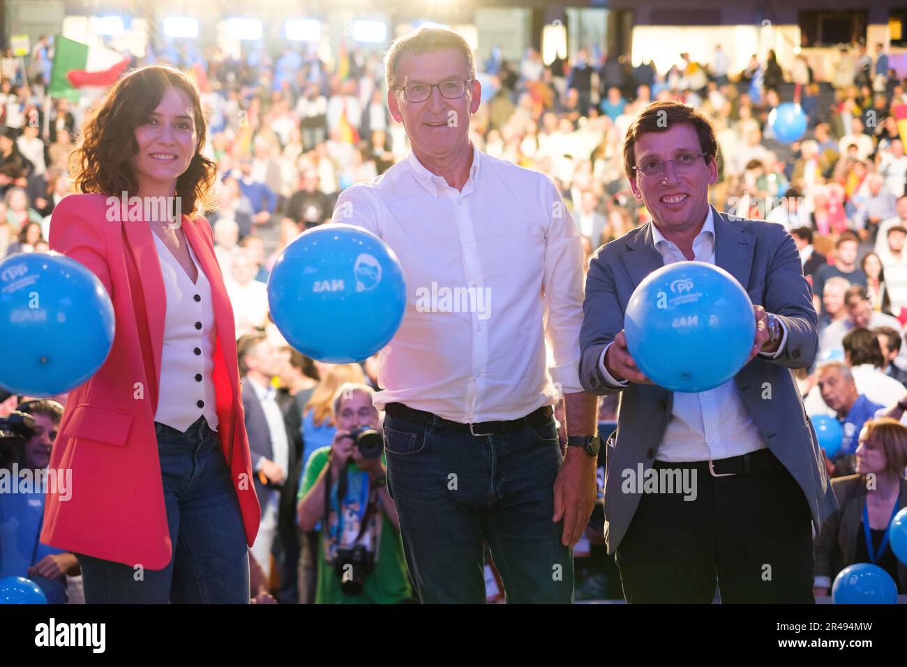 Madrid, Spagna. 27th maggio, 2023. Il leader del Partito popolare Alberto Nunez Feijoo (C) e i candidati PP per la presidenza regionale e il sindaco di Madrid, Isabel Diaz Ayuso (L) e Jose Luis Martinez Almeida partecipano al raduno di chiusura della campagna elettorale del Partido Popular (PP) a Madrid in vista delle elezioni regionali e comunali del 28 maggio. Credit: SOPA Images Limited/Alamy Live News Foto Stock