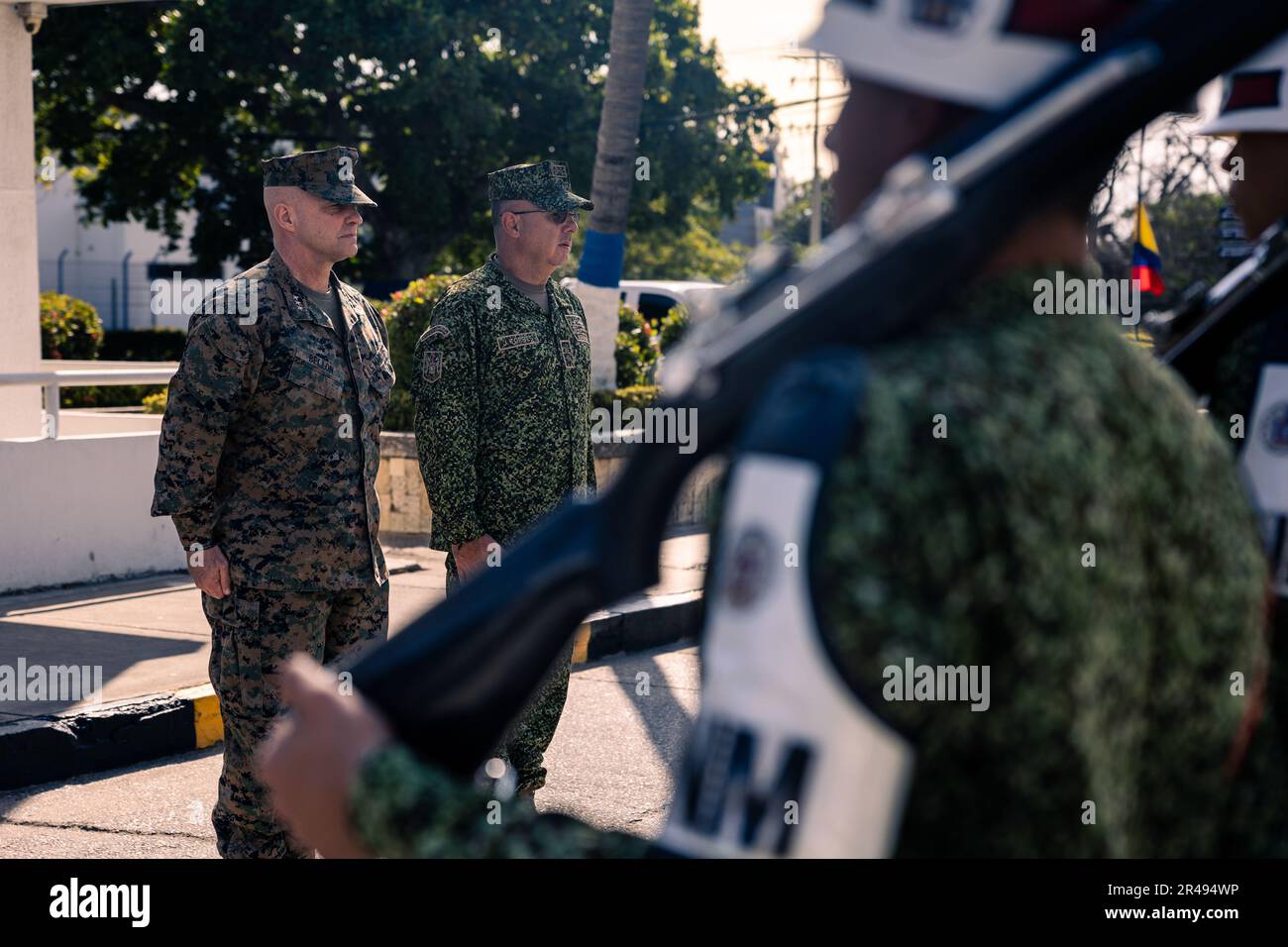 STATI UNITI Il corpo Marino Gen. David Bellon, comandante degli Stati Uniti Marine Corps Forces, Sud e Stati Uniti Le forze del corpo Marino Riserva, e Infantería de Marina Colombiana (corpo Marino Colombiano) Brigadier (Brigadier Generale) Jorge Frederico Torres Morra, comandante della base di addestramento della fanteria Marina, stanno all'attenzione di fronte a una formazione di Marines colombiani alla base navale colombiana Cartagena, Cartagena, Colombia, 23 gennaio 2023. Bellon, il suo staff, e i leader del 4th Battaglione anfibio assalto si sono recati in Colombia per incontrare la leadership del Infantería de Marina Colombiana (corpo Marino colombiano) Foto Stock