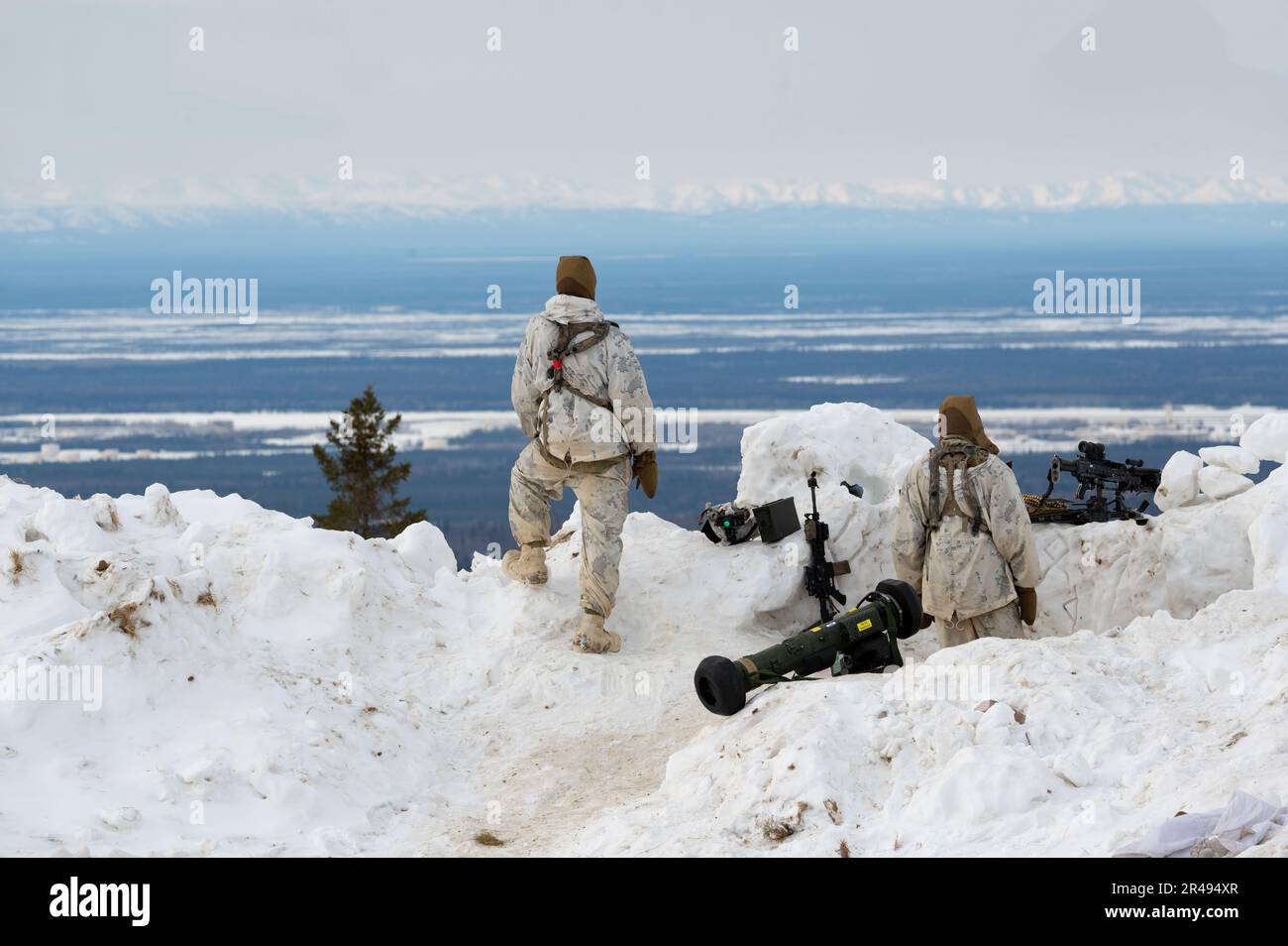 STATI UNITI I soldati dell'esercito assegnati alla squadra di combattimento della Brigata di Fanteria 1st, 11th divisione di Airborne, mantengono la guardia su una posizione di sparo durante il Joint Pacific Multinational Readiness Center-Alaska 23-02, presso la Yukon Training Area, ft. Wainwright, Alaska, 20 marzo 2023. I soldati di divisione stanno usando JPMRC-AK 23-02 per innovare, sperimentare e testare nuove attrezzature per dare ai nostri soldati un bordo tattico contro qualsiasi avversario. Foto Stock