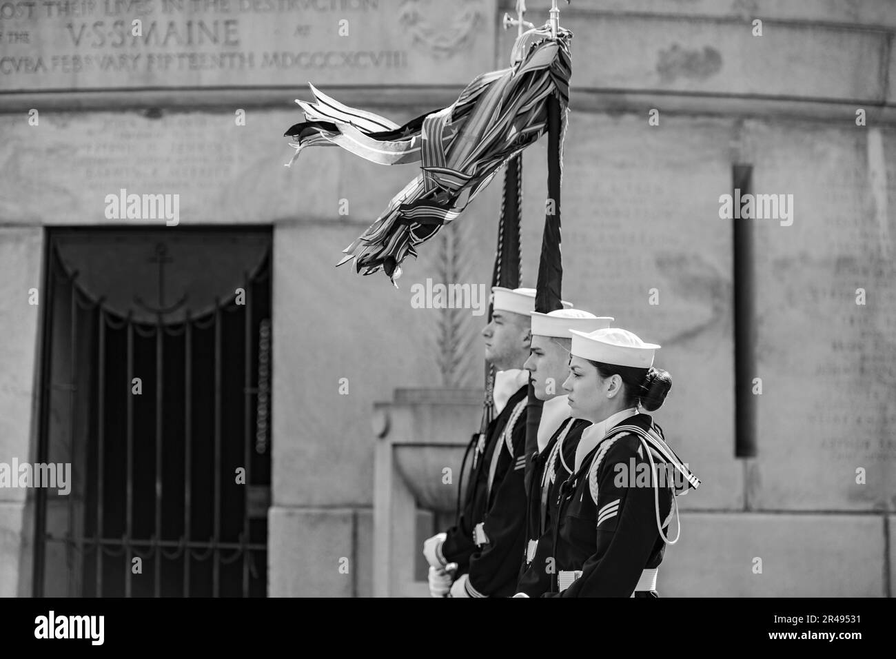 Una protezione di colore dagli Stati Uniti La Guardia d'onore della Marina sostiene una cerimonia commemorativa del 125th° anniversario del naufragio della USS Maine, che si svolge presso l'USS Maine Memorial, nel cimitero nazionale di Arlington, Arlington, Virginia, 15 febbraio 2023. Il 15 febbraio 1898, la USS Maine esplose al largo della costa di l'Avana, Cuba, causando la perdita di 260 del suo equipaggio. A causa della politica spagnola, le sepolture dovevano essere effettuate entro 24 ore, quindi l'equipaggio iniziale recuperato dopo il disastro fu sepolto al Cimitero dei Colon a l'Avana. Il 30 marzo 1898, il Congresso ha approvato un disegno di legge che autorizza per le loro resti a. Foto Stock