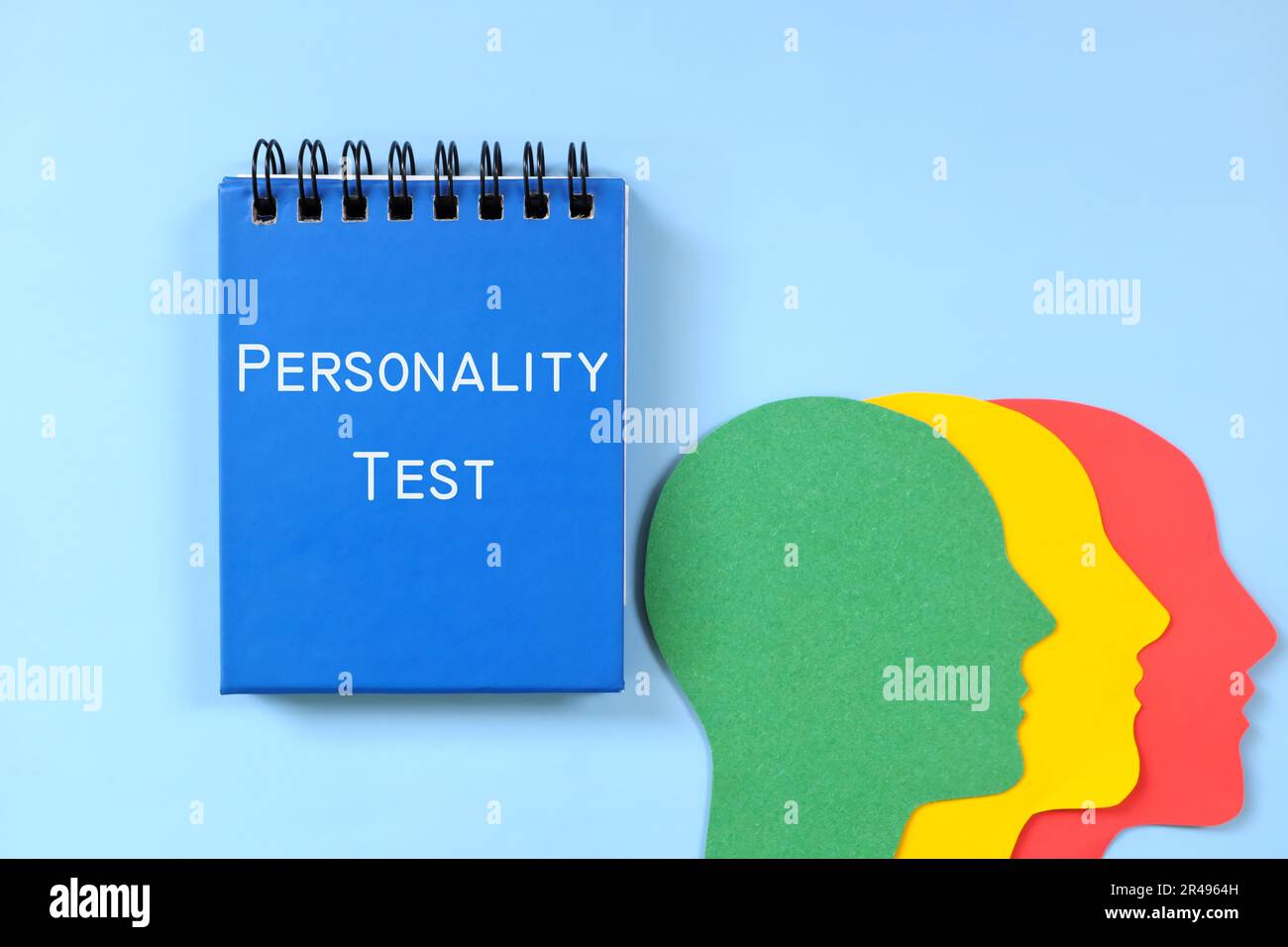 Concetto di test della personalità. Parola scritta su blocco note blu con profilo della testa umana. Foto Stock