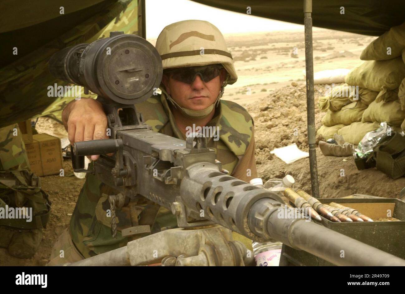 US Navy Equipment Operator Dave Johnston assegnato al navale Mobile Construction Battaglione uno trenta tre (NMCB-133) mans una pistola da macchina calibro Browning M2,50 al canale di Saddam, Iraq Foto Stock