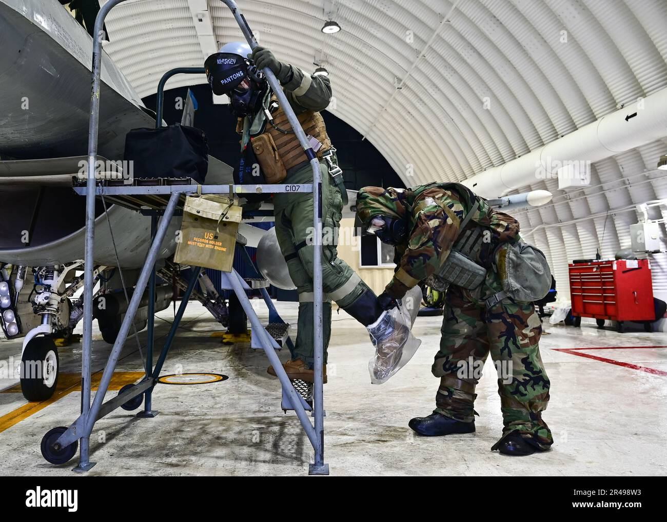 Il primo Lt. Moritz “Whiskey” Wienke, pilota di 35th Fighter Squadron (a sinistra), ottiene un overcloak rimosso da Senior Airman Brett Haifley, 35th Fighter Generation Squadron responsabile dell'equipaggio dedicato, durante una fase di Next Generation Aircrew Protection, lancio e test di recupero alla base aerea di Kunsan, Repubblica di Corea, 13 gennaio 2023. I test e la convalida sono stati condotti e hanno interessato diverse agenzie di base, tra cui i 35th e 80th Fighter Squadron, le attrezzature di volo 8th Operations Support Squadron Aircrew equiped, 8th Civil Engineer Squadron Emergency Management, 8th Maintenance Group e 8th Medical Group bioenviro Foto Stock