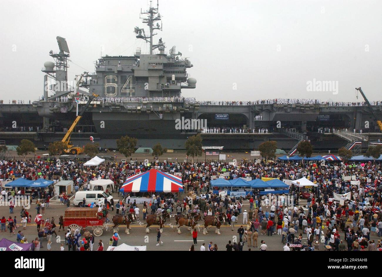 US Navy Family e gli amici di marinai e Marines si riuniscono alla Naval Air Station North Island per mostrare il loro sostegno come USS Constellation (CV 64) torna al suo homeport di San Diego, Calif Foto Stock