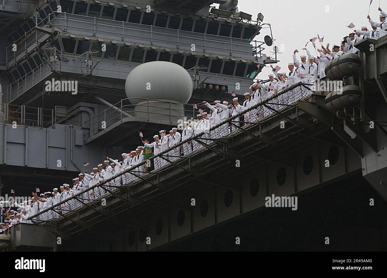 I malanni della Marina DEGLI STATI UNITI e i marines si sono Uniti alla famiglia ed agli amici dal ponte di volo mentre USS Constellation (CV 64) ritorna al suo homeport di San Diego, Calif Foto Stock