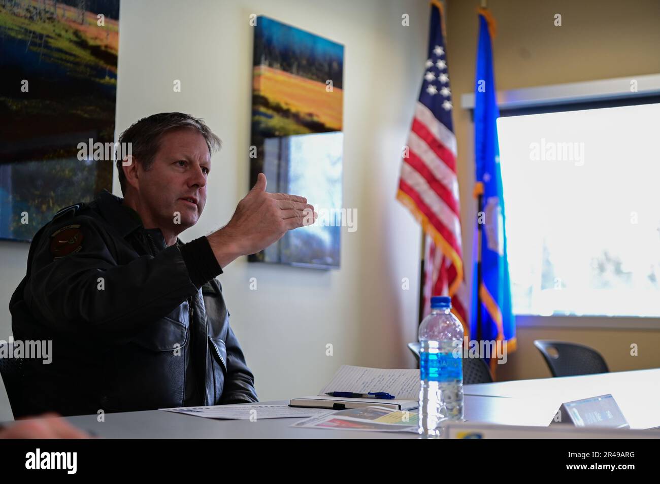 Il vice-maresciallo reale dell'aeronautica australiana Carl Newman, vice comandante dell'aeronautica del Pacifico, discute l'importanza dei programmi di salute con gli ufficiali principali del gruppo medico 673d, alla base congiunta Elmendorf-Richardson, Alaska, 29 marzo 2023. Durante l’incontro, il 673d° millennio ha presentato a Newman diapositive informative su come i programmi di salute mentale stanno sostenendo attivamente i Guerrieri artici di JBER. Foto Stock