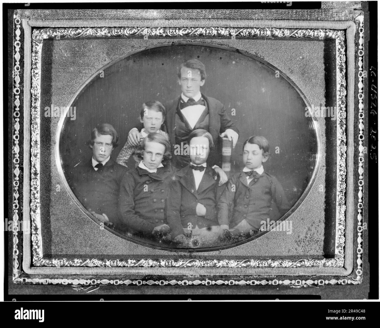 William Cassady Cattell, con una grande Bibbia, con cinque pagine di ragazzi, tra il 1848 e il 1860. Cattell era un clerman e insegnante presbiteriano; presidente del Lafayette College. Foto Stock