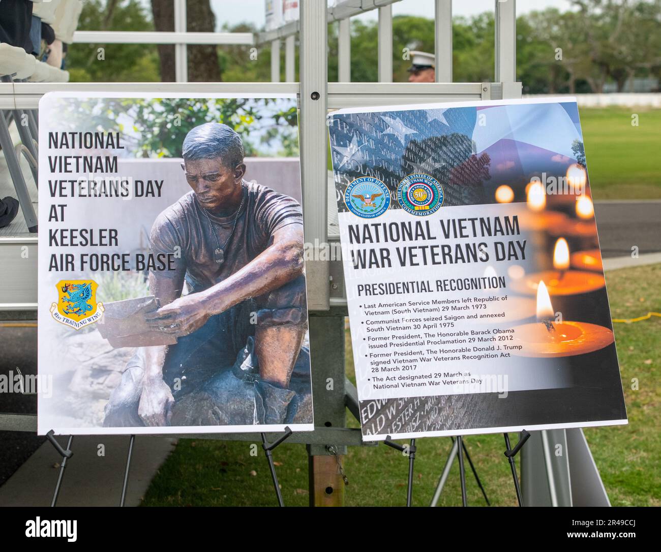 I poster sono esposti durante la cerimonia di commemorazione del Vietnam POW/mia/KIA presso il cimitero nazionale di Biloxi, Biloxi, Mississippi, 29 marzo 2023. La cerimonia è stata in onore del National Vietnam War Veterans Day. Foto Stock