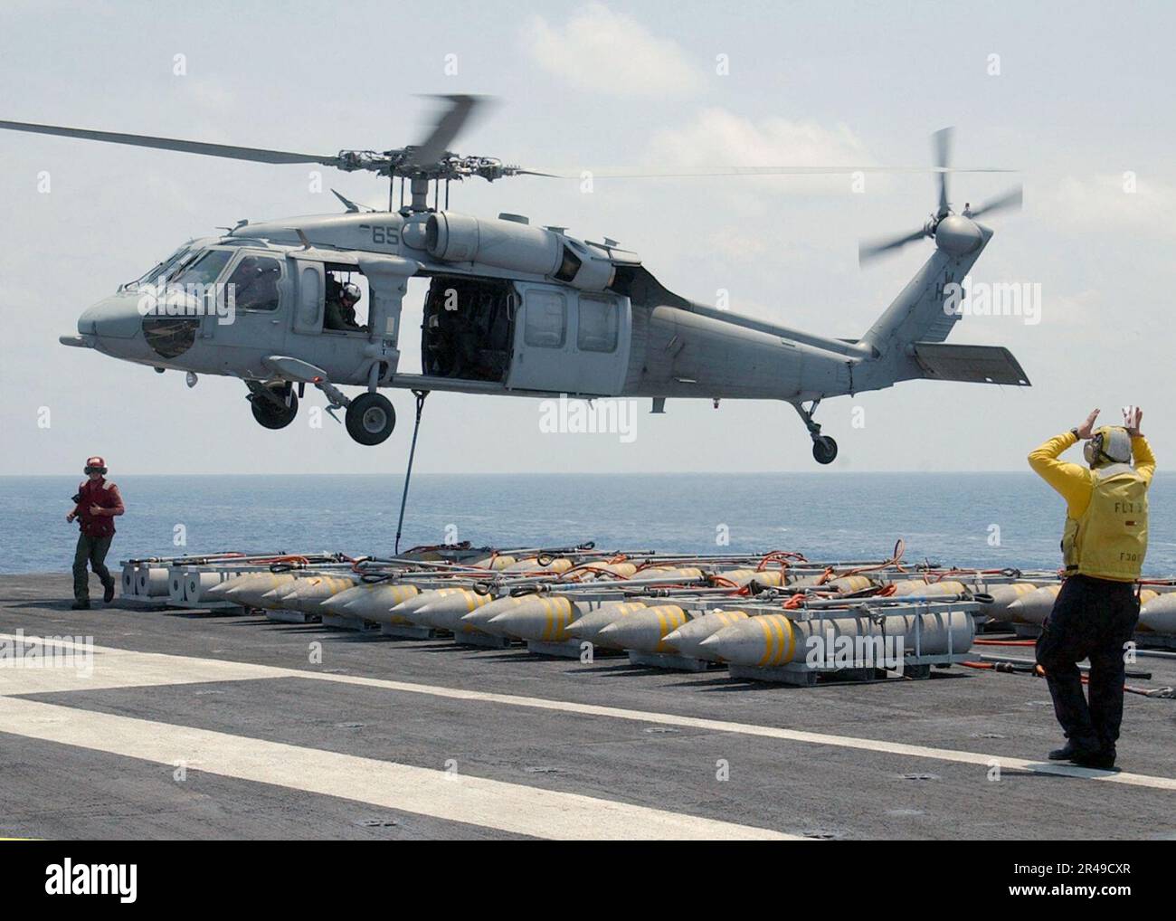 US Navy An MH-60s Knighthawk partecipa a un offload di munizioni durante un rifornimento connesso (CONREP) tra la nave militare Sealift Command munizioni USNS Mount Baker (T-AE 34) e la USS Harry S. Tr Foto Stock