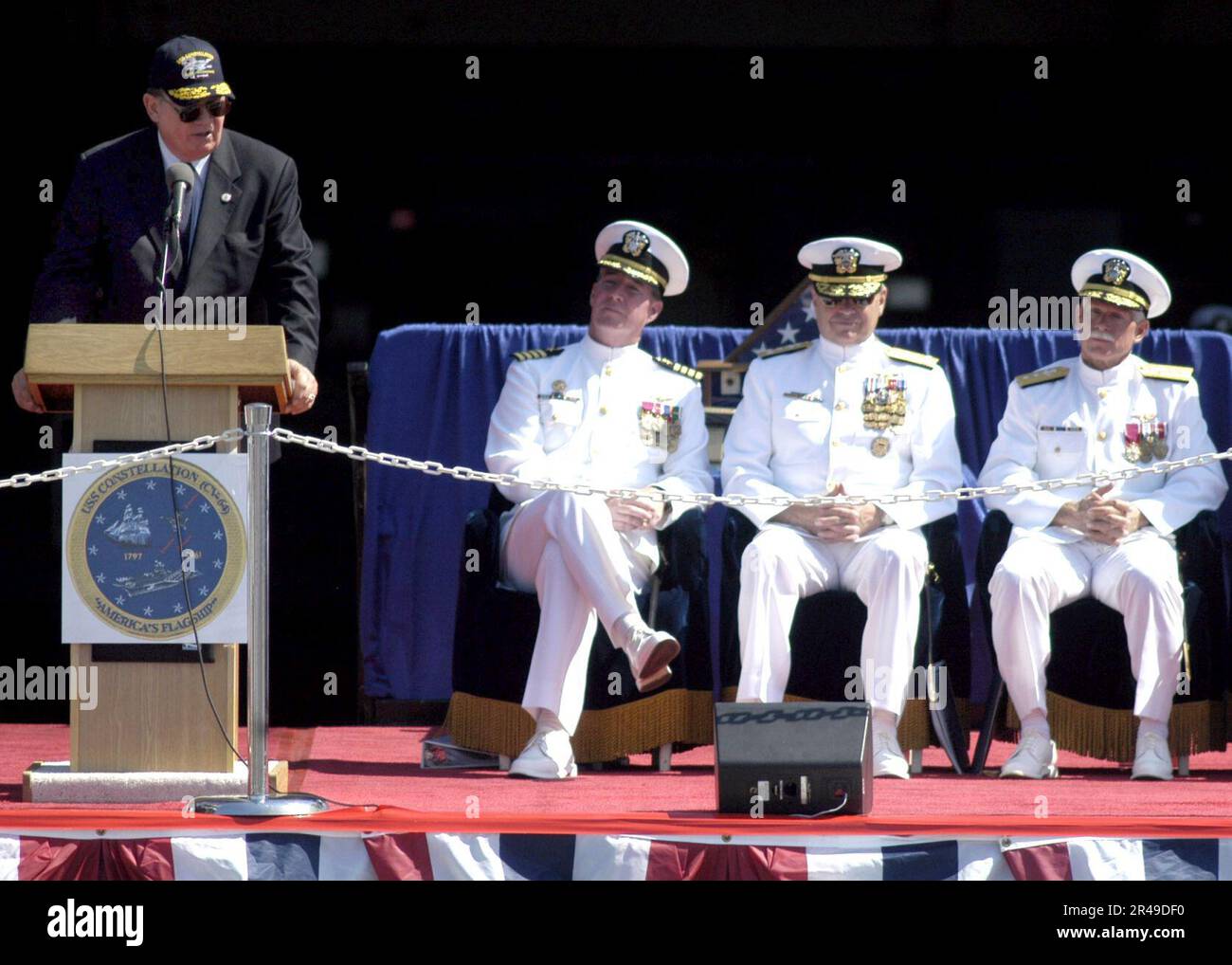 RANDY 'Duke' Cunningham, membro del CONGRESSO della Marina DEGLI STATI UNITI, si rivolge agli ospiti e all'equipaggio della USS Constellation (CV 64) durante la cerimonia di smantellamento della nave Foto Stock