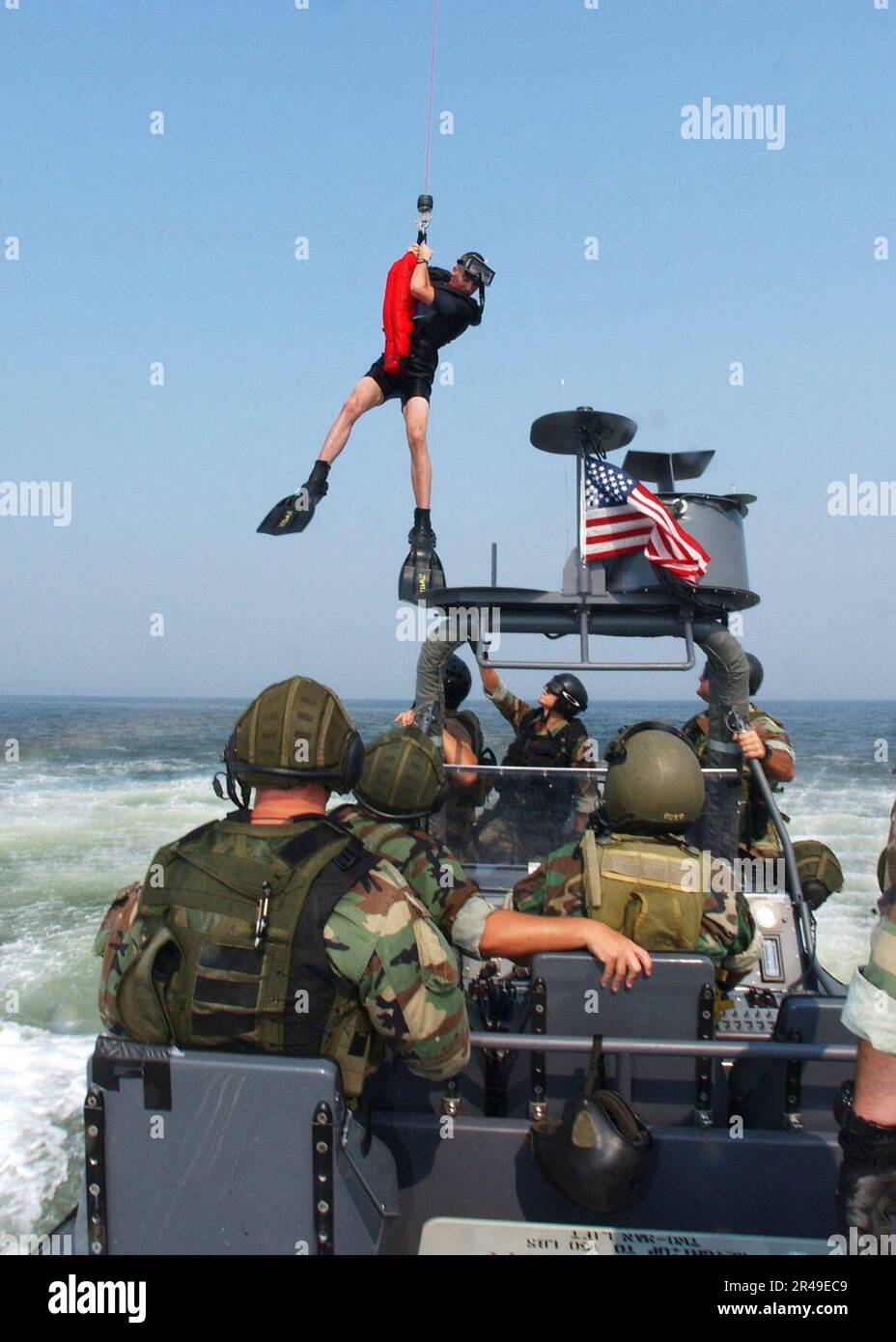 US Navy Un nuotatore di salvataggio assegnato ai Chargers of Helicopter Combat Support Squadron SIX (HC-6) si aggira su una rigida Hull Inflatable Boat (RHIB) durante le operazioni di recupero Foto Stock