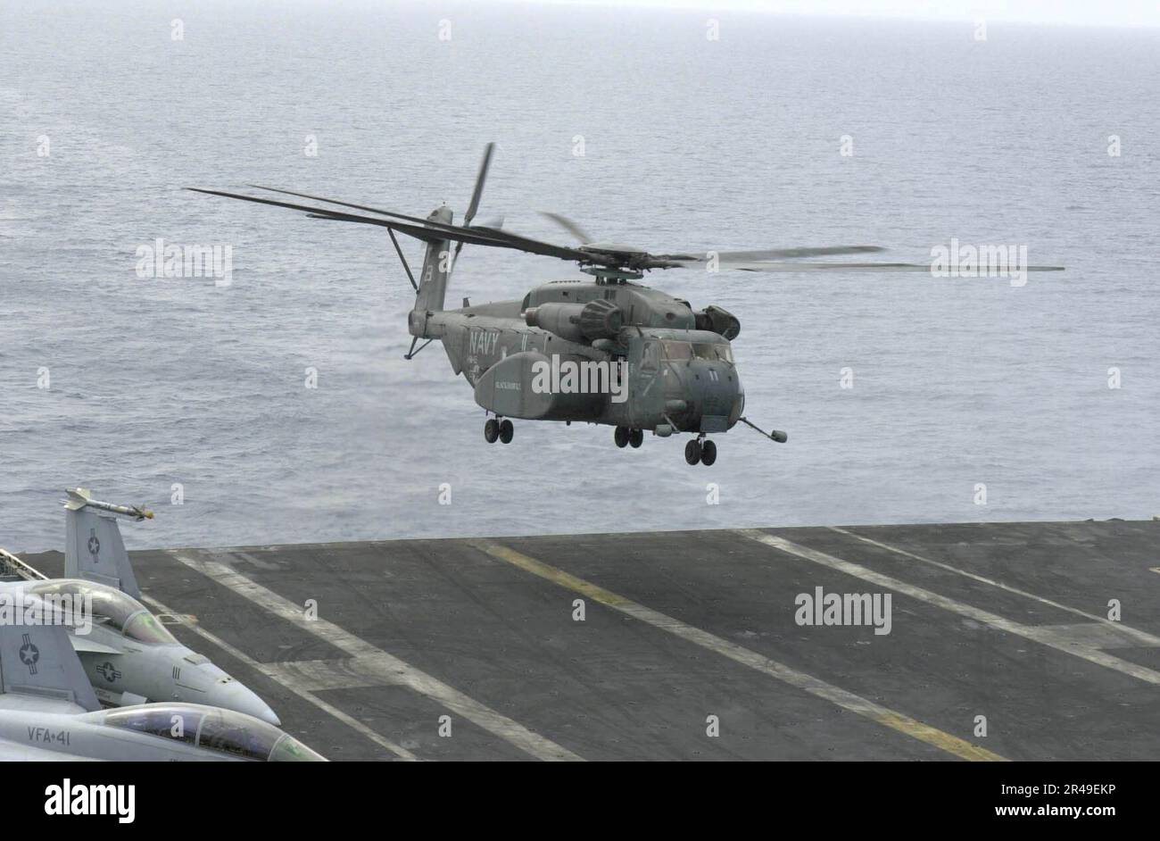 US Navy un drago marino MH-53E assegnato ai Blackhawks of Helicopter Mine-Counter-Measures Squadron 15 (HM-15) atterra a bordo della USS Nimitz (CVN 68) Foto Stock