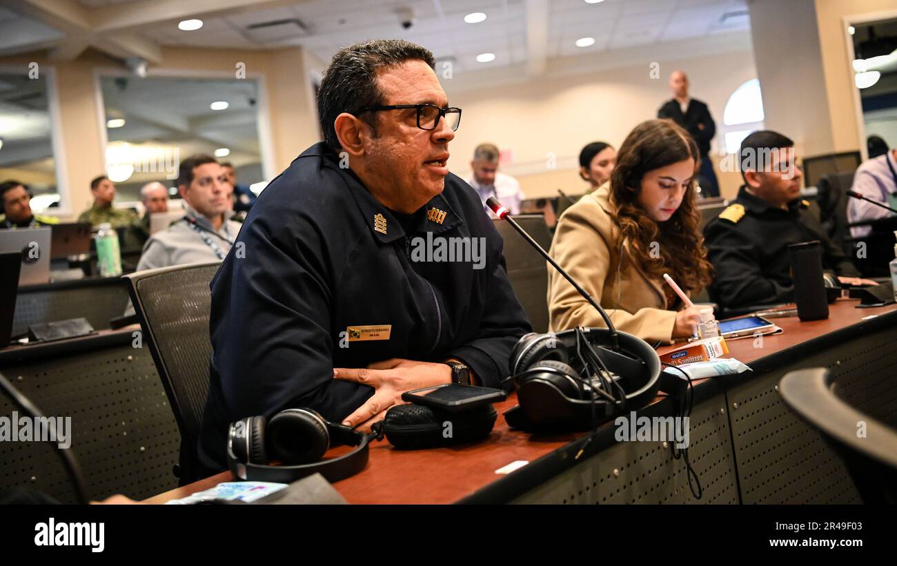 La leadership dell'Inter-American Defense College accoglie gli Stati Uniti Mike Gillay, responsabile delle operazioni navali e altri ospiti per un impegno di intervento presso il campus IADC di Fort Lesley J. McNair, Washington, D.C., 1 febbraio 2023. La visita di Gilday segna la prima volta che un capo delle operazioni navali visita l'IADC. Durante la presentazione alla classe 62, l'Ammiraglio Gilday ha parlato di un'iniziativa emergente degli Stati Uniti Navy utilizzerà l'intelligenza artificiale (ai) per aumentare la consapevolezza del dominio marittimo e la cooperazione con alleati e partner nel garantire rotte commerciali marittime in tutto il mondo. Anche lui d Foto Stock