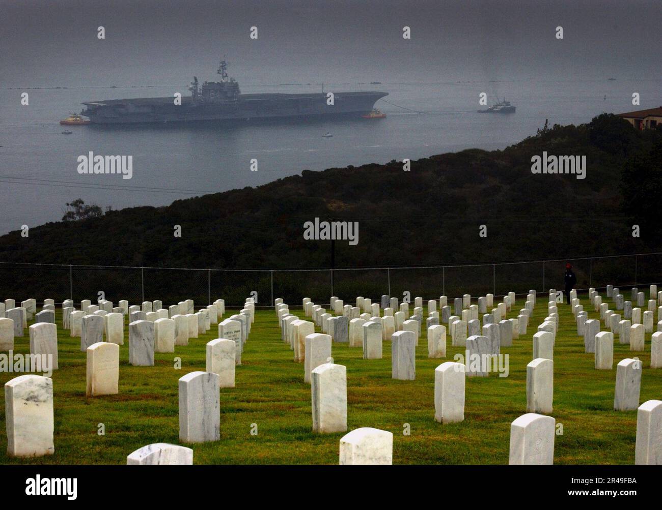 US Navy la Constellation smantellata (CV 64) è trainata oltre Fort Rosecrans National Cemetery a Point Loma, Calif Foto Stock