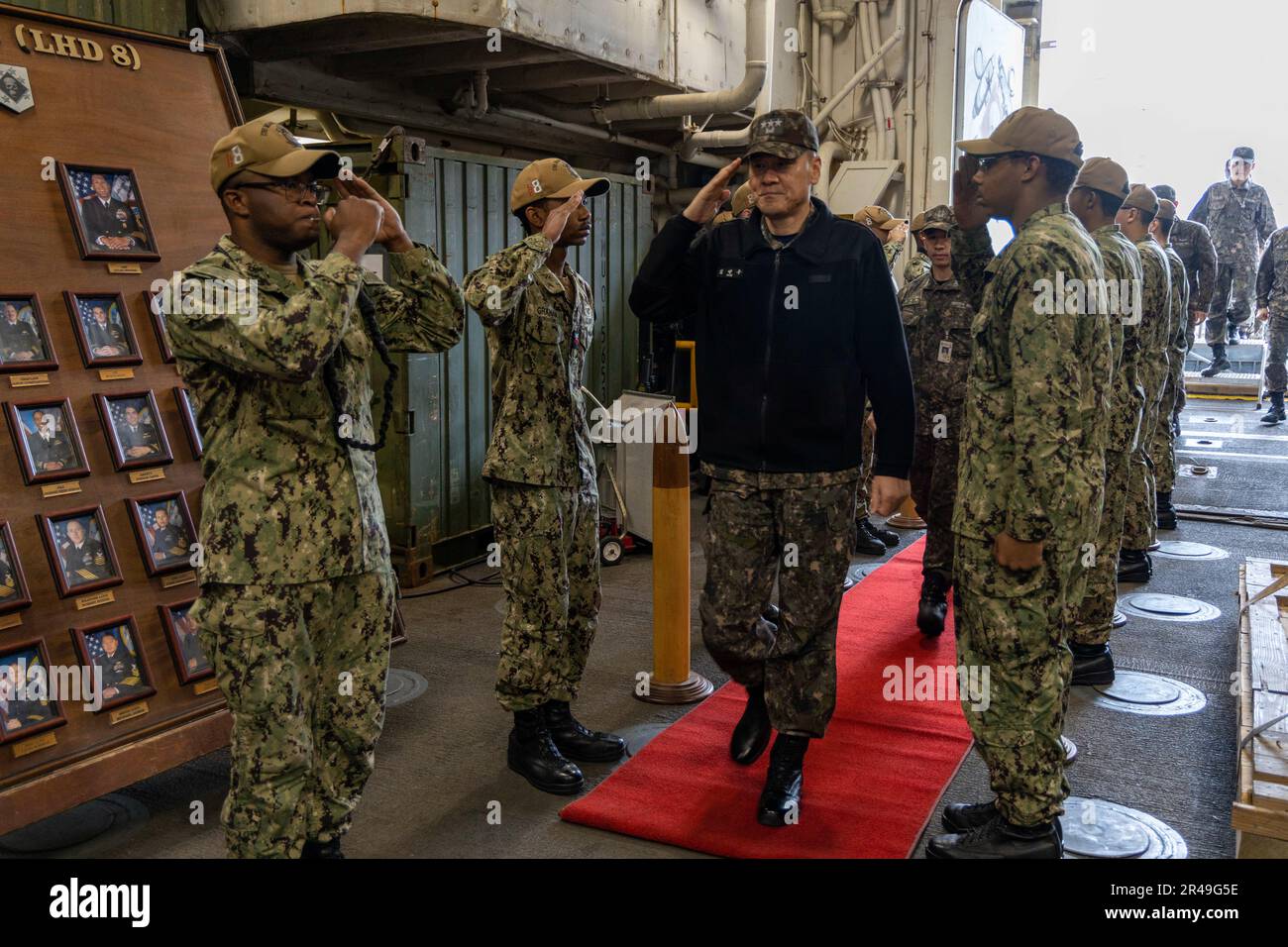 Myung Soo Kim, il comandante della flotta della Marina del ROK, visita la nave d'assalto anfibio USS Makin Island (LHD 8) a Busan, Corea del Sud il 24 marzo 2023. Celebrando il 70th° anniversario dell'Alleanza USA-ROK, Ssang Yong 2023 rafforza l'Alleanza attraverso una formazione bilaterale congiunta, contribuendo alla difesa combinata del ROK della penisola coreana e aumentando la disponibilità dell'Alleanza USA-ROK. Foto Stock