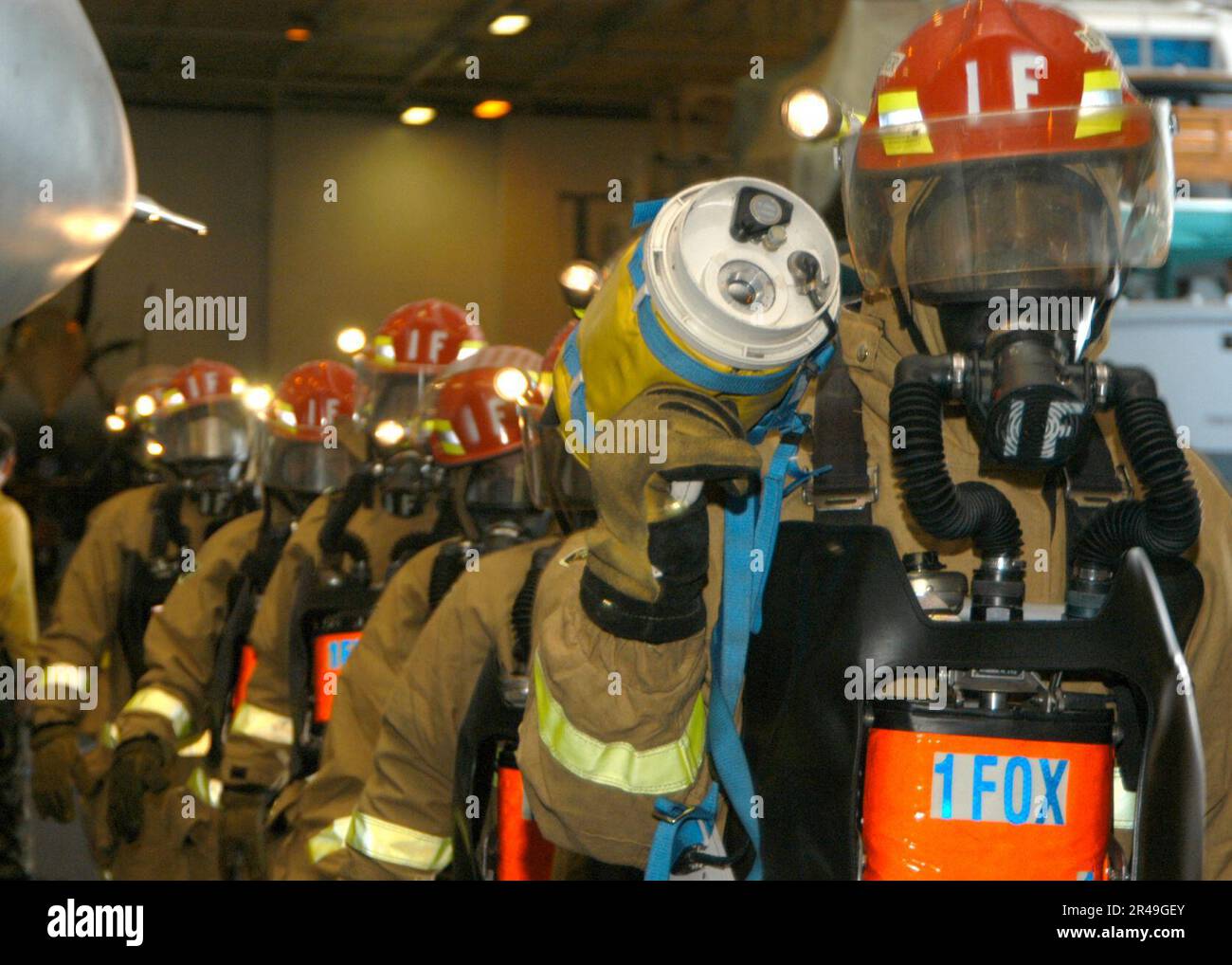 US Navy Aviation Ordnanceman 1st Class utilizza il sistema NFTI (Naval Firefighter's Thermal Imaging) per individuare incendi e punti caldi durante una perforazione GQ (General Quarters) nell'hangar della nave Foto Stock