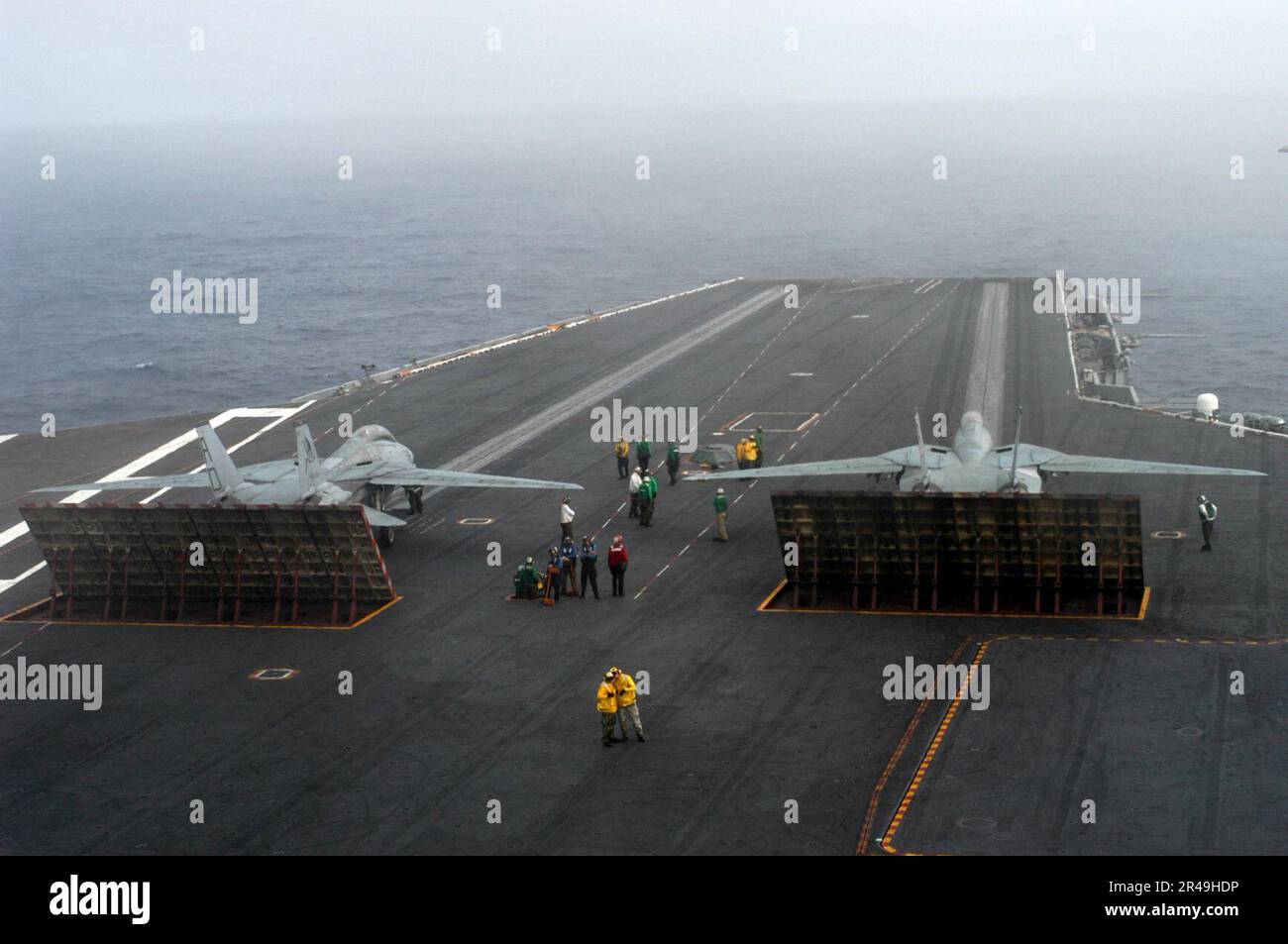 US Navy Two F-14 assegnati ai The Grim Reapers of Fighter Squadron One Zero One (VF-101) si preparano al lancio da una delle quattro catapulte alimentate a vapore a bordo della USS Theodore Roosevelt (CVN 71) Foto Stock