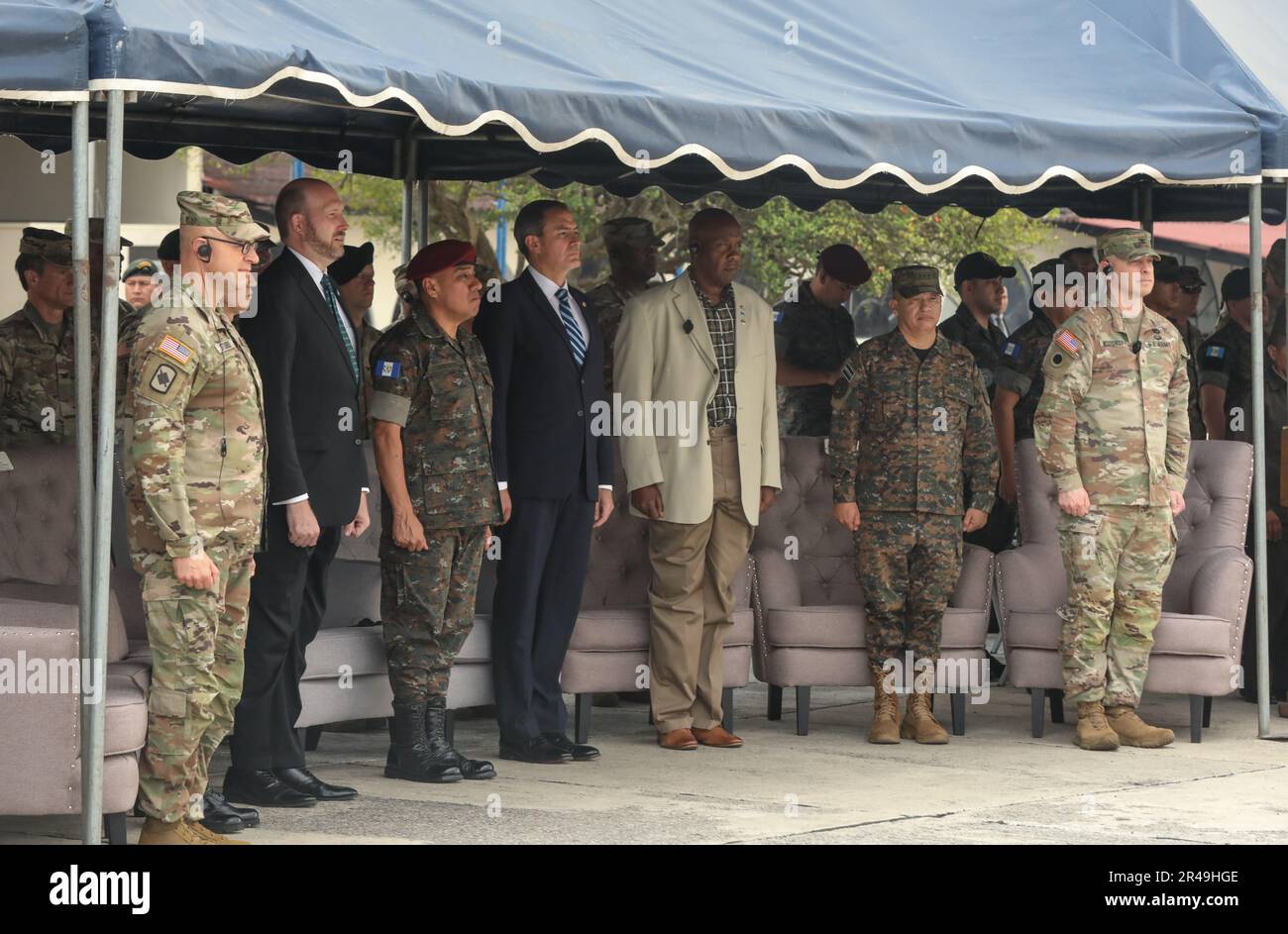 I visitatori illustri si sono insigniti dell'invocazione durante la cerimonia di chiusura a Città del Guatemala, il 27 marzo 2023. CG23 è un esercizio annuale congiunto, interagenzia e multinazionale di costruzione di partnership guidato dall'Esercito, progettato per costruire capacità, capacità e interoperabilità con le nazioni partner dell'America Centrale. Foto Stock