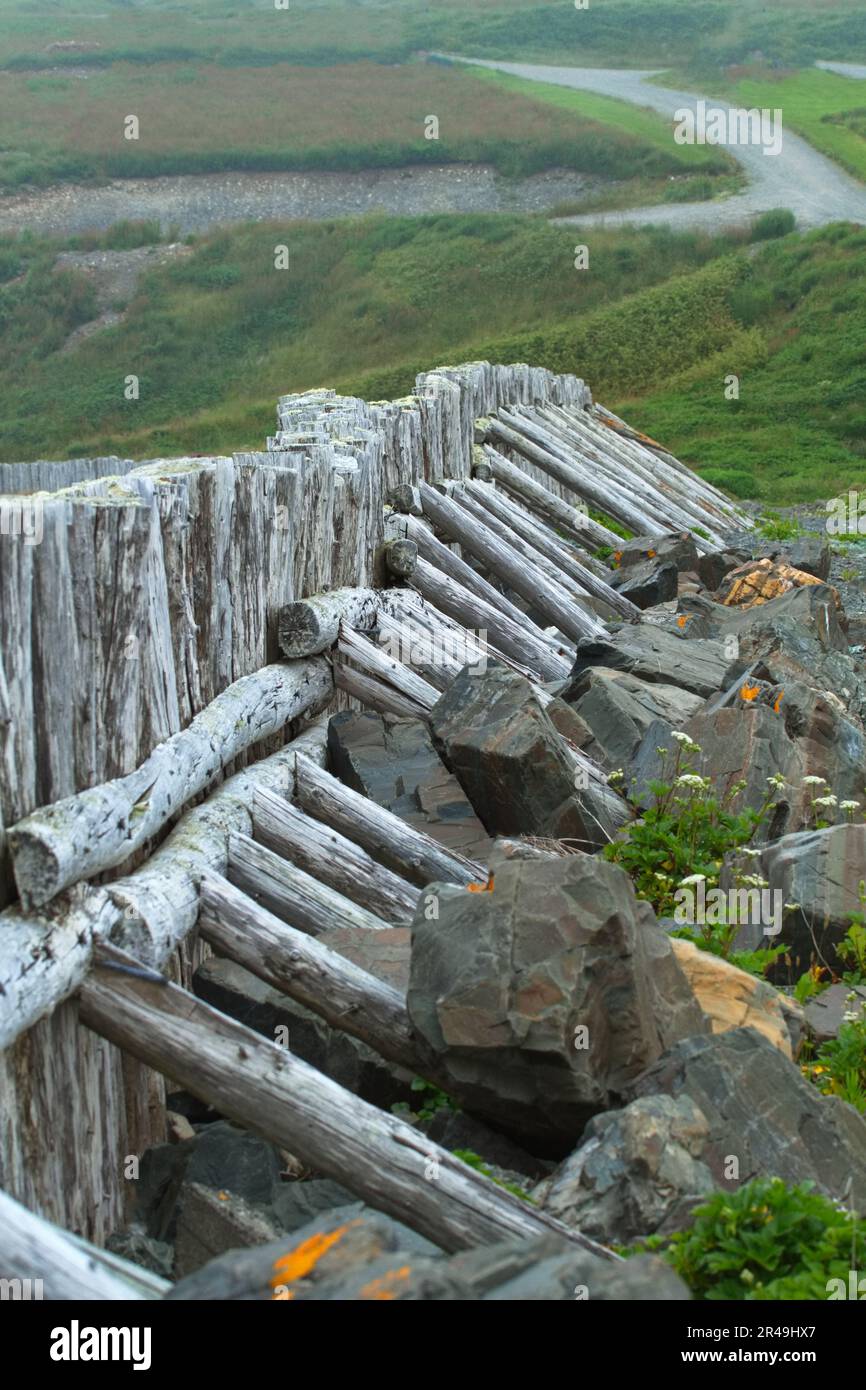 Palafitte in legno e pareti rocciose a St. Vincent a Terranova e Labrador, Canada Foto Stock