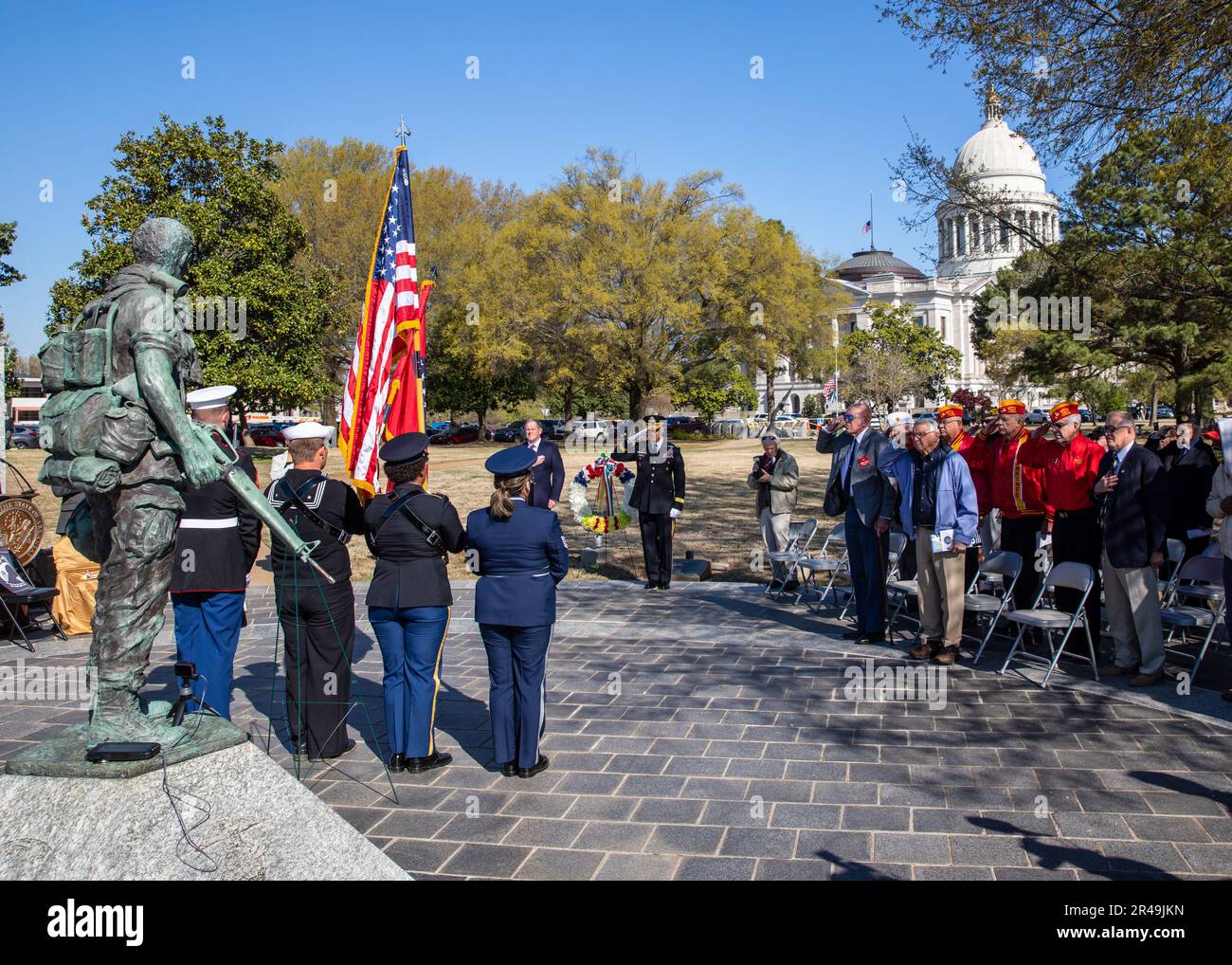 Lo Stato dell'Arkansas ha onorato e riconosciuto il servizio e il sacrificio dei nostri veterani della guerra del Vietnam e delle loro famiglie in una cerimonia di deposizione della corona al Memoriale dei veterani del Vietnam dell'Arkansas, nei terreni del campidoglio dello stato, il 29 aprile 2023. Il generale Jonathan M. Stubbs, consigliere generale della Guardia nazionale dell'Arkansas, e il pensionato generale Kendall Penn, segretario del dipartimento dei veterani dell'Arkansas, hanno messo la corona al memoriale come parte della commemorazione del 50th° anniversario della guerra del Vietnam. Le ultime truppe di combattimento degli Stati Uniti partirono dal Vietnam, il 29 marzo 1973. Foto Stock