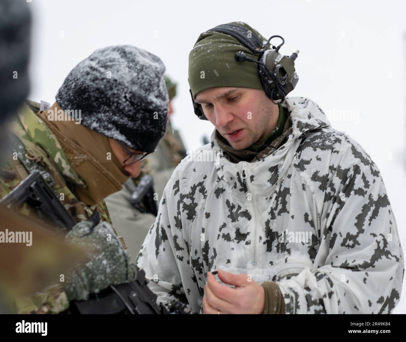 Un istruttore finlandese di sopravvivenza invernale insegna agli Stati Uniti Militare Soldato assegnato a 2nd Squadrone, 183rd reggimento cavalleria, Virginia Army National Guard, come regolare l'ottica su un fucile RK62M1 durante Arctic Forge 2023 su Sodankylä Garrison, Finlandia, 19 febbraio 2023. Exercise Arctic Forge 23 è un ente statunitense L'Esercito Europa e l'Africa hanno guidato l'esercizio ombrello che sfrutta la nazione ospitante Esercizi di Difesa Nord in Finlandia, e l'esercizio Joint Viking in Norvegia, che si svolge dal 16 febbraio al 17 marzo 2023, incentrato sulla creazione di capacità e cooperazione a sostegno degli Stati Uniti La strategia artica dell’esercito. Foto Stock