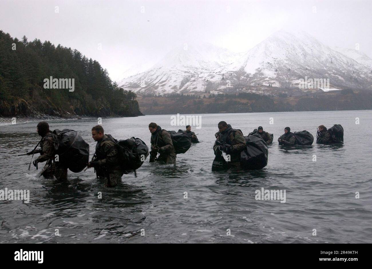 Le US Navy Navy SEALs svolgono un addestramento avanzato a basse temperature per sperimentare lo stress fisico dell'ambiente e il funzionamento delle loro apparecchiature, o anche il suono, in condizioni avverse Foto Stock