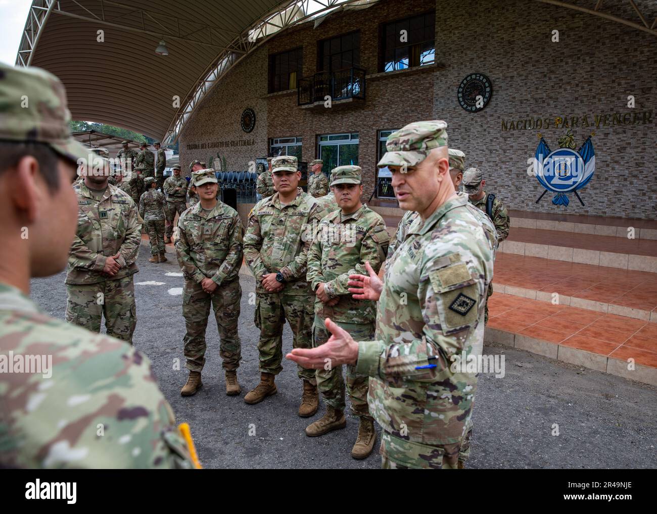 La 106th Army Band ha intrattenuto la folla e ha accolto il governatore Sarah Huckabee Sanders come governatore dello stato del 47th durante l'inaugurazione del governatore dell'Arkansas sui gradini del Campidoglio di Stato a Little Rock, Arkansas, il 10 gennaio 2023. Foto Stock