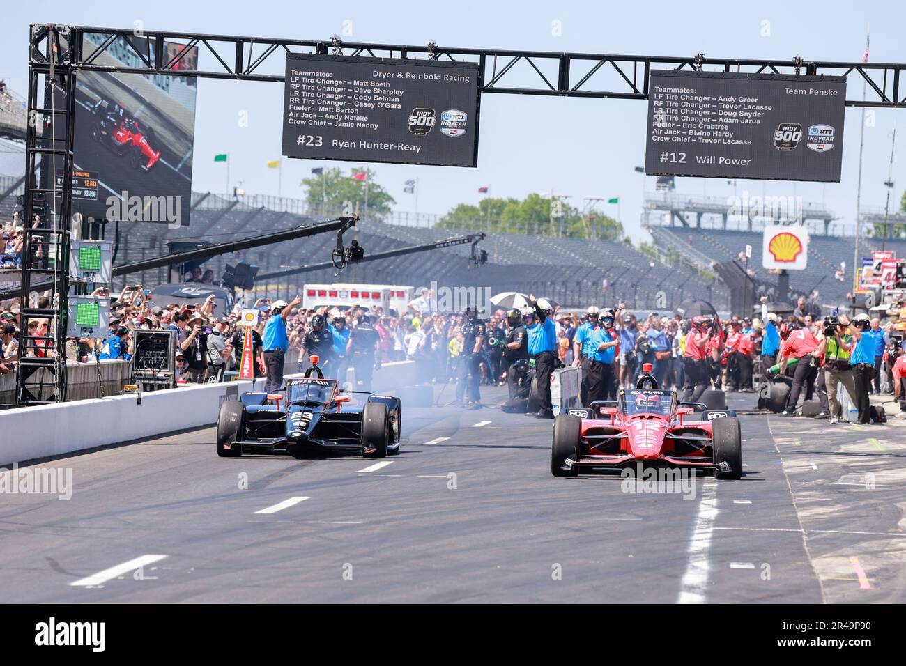 Indianapolis, Stati Uniti. 26th maggio, 2023. INDIANAPOLIS, INDIANA - Maggio 26: Il pilota della squadra Penske Will Power (12) dell'Australia compete contro Graham Rahal nella gara pit stop del Carb Day prima della 2023 Indy 500 all'Indianapolis Motor Speedway il 26 maggio 2023 a Indianapolis, Indiana. Dixon ha vinto il concorso. Credit: Jeremy Hogan/Alamy Live News Foto Stock
