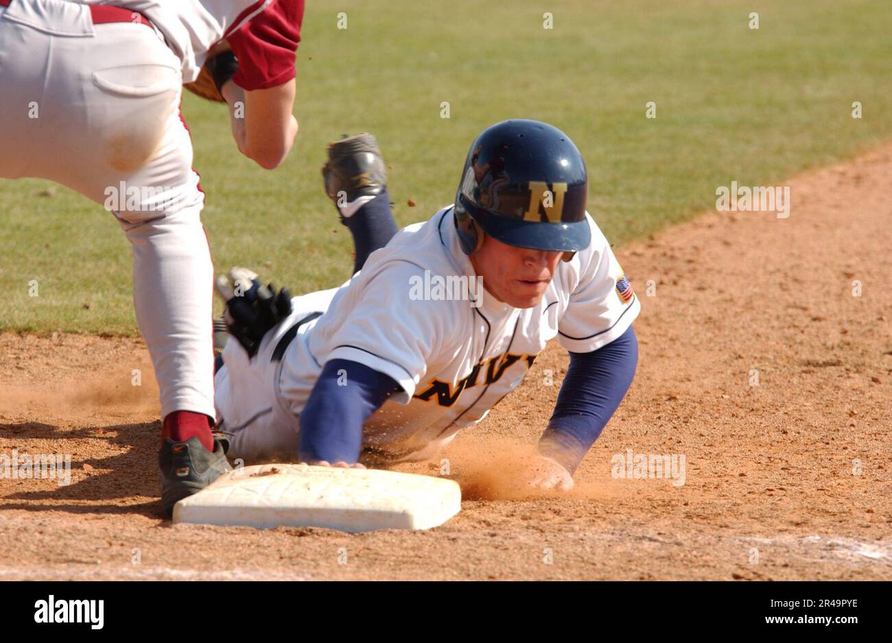 US NAVY A U.S. Il campo del centro della Naval Academy batte il tentativo di decollo dell'Indiana University durante il terzo round del 2004 Service Academies Spring Classic tenutosi a Millington, Tenn Foto Stock